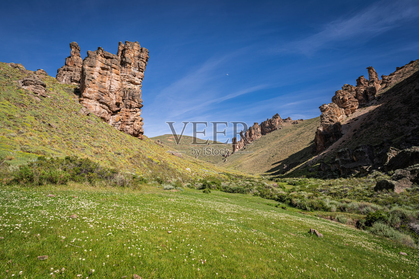 巴塔哥尼亚南部，绿色的草地和岩石构造照片摄影图片
