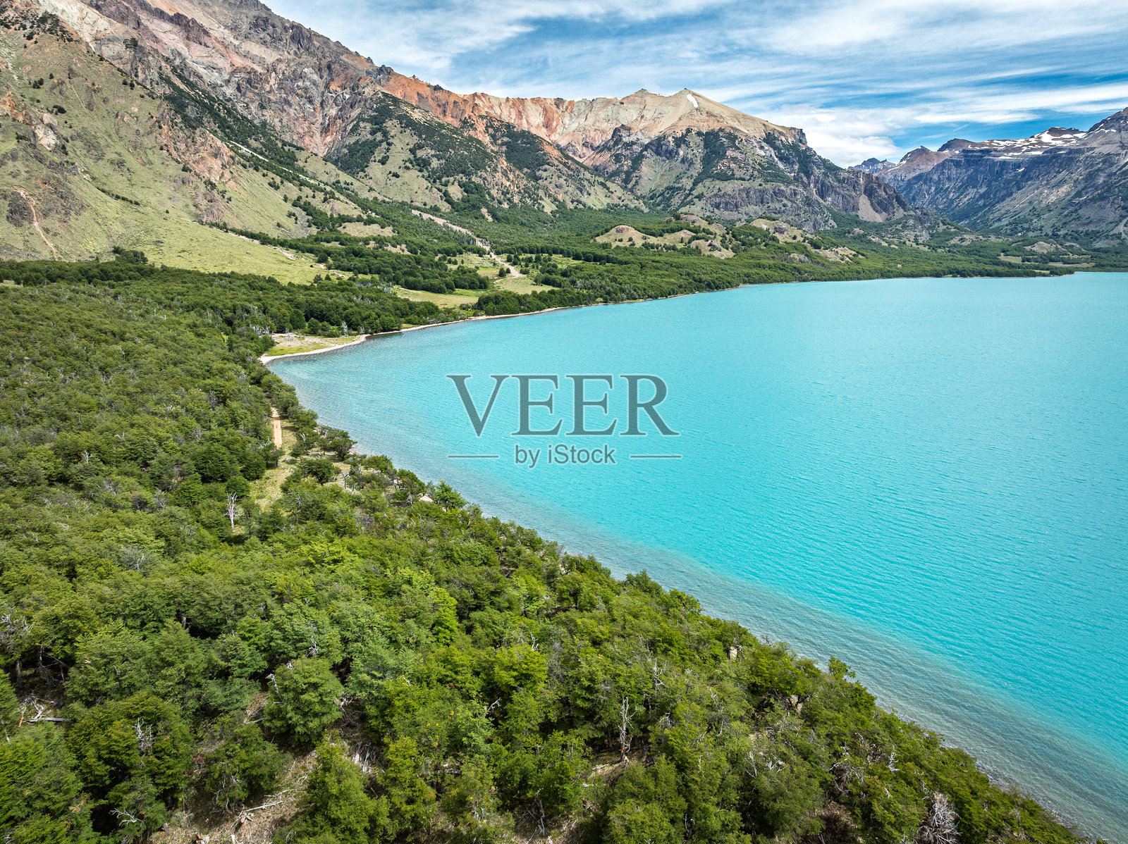 杰尼梅尼国家保护区的杰尼梅尼湖和森林覆盖的山坡照片摄影图片