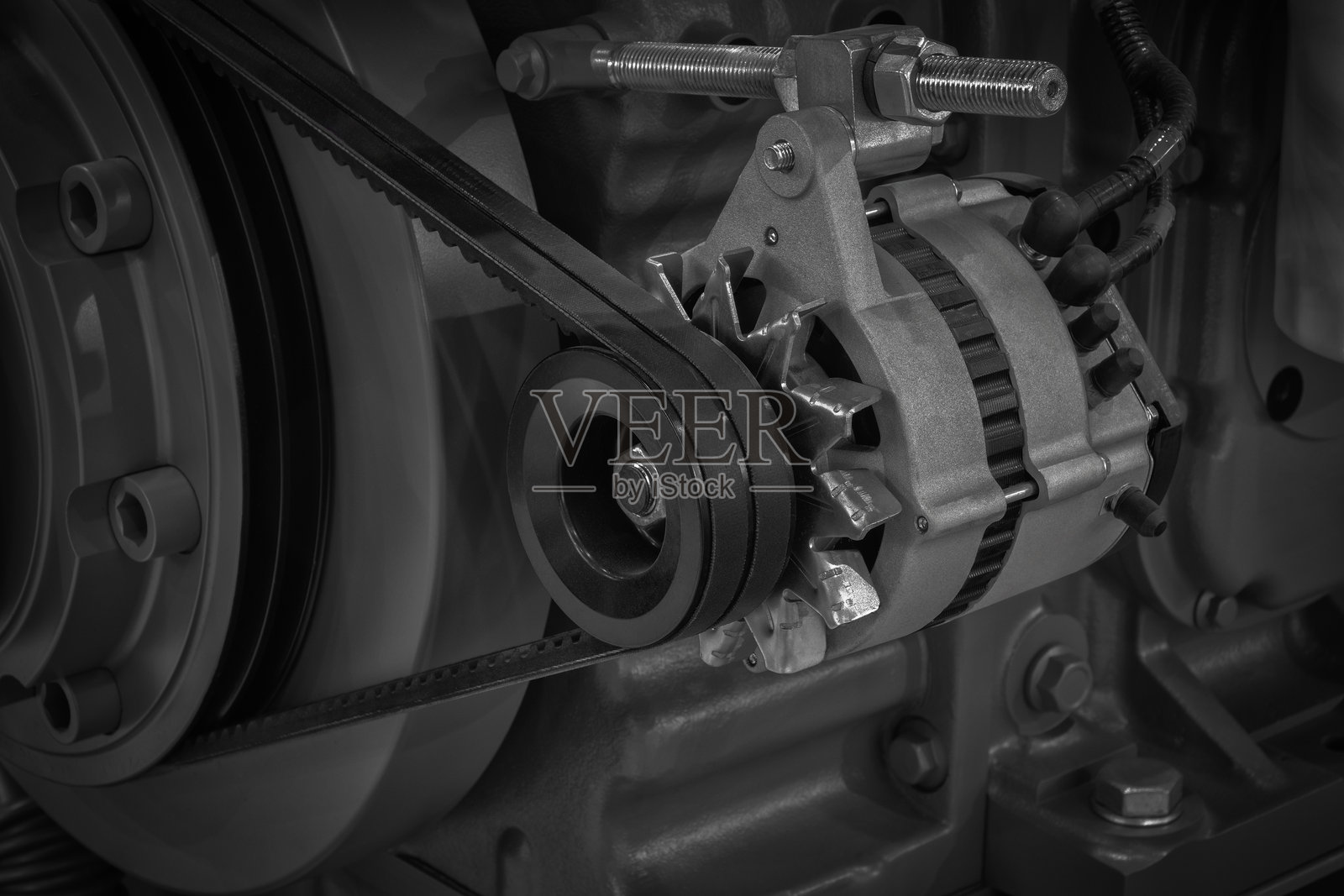 柴油发动机。柴油发动机特写片段。发动机细节 柴油发动机 背景。柴油发动机发电机皮带传动。工业技术概念背景照片摄影图片