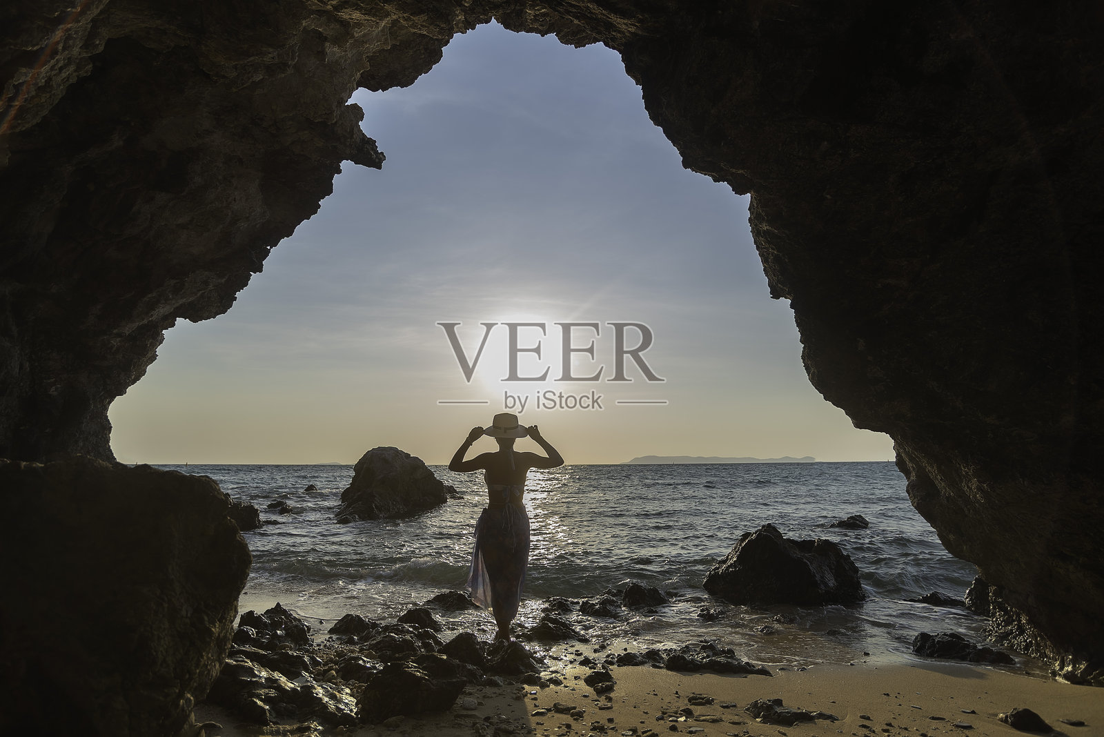 亚洲女性健康生活方式，享受假期的夏日悠闲与快乐。夏日户外，自在放松。旅行与生活，夏日假期。照片摄影图片