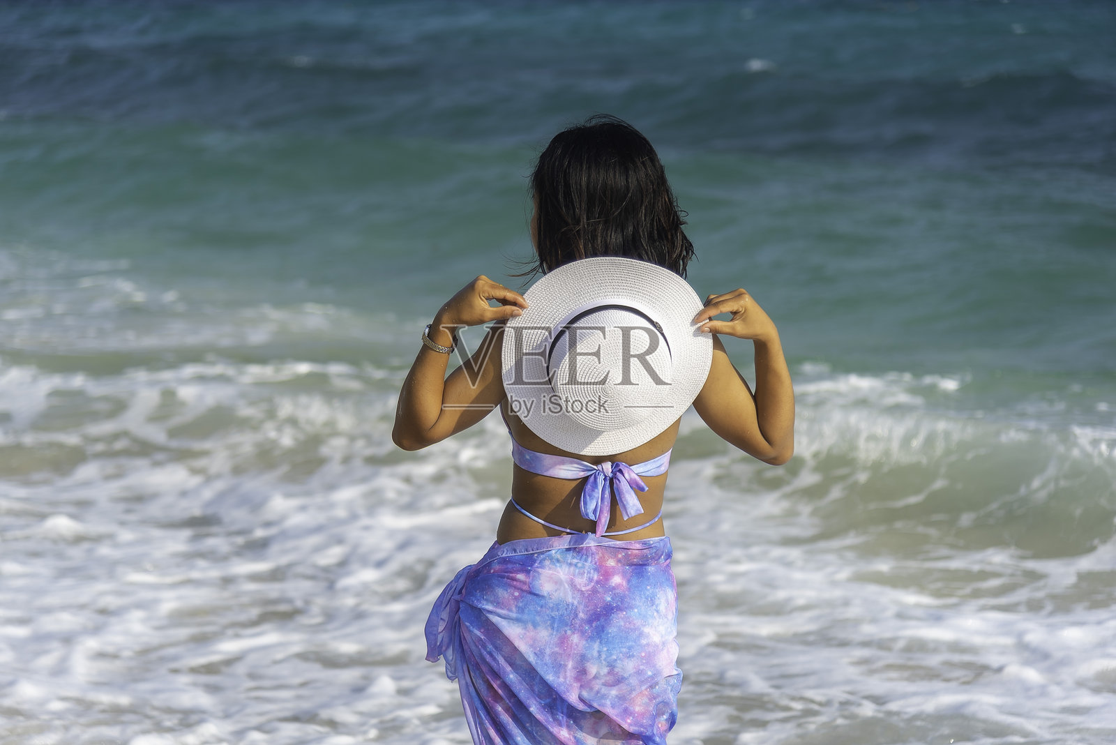 亚洲女性健康生活方式，在假日夏日里放松而快乐。夏日里的悠闲与自由。旅行与生活方式的夏日度假。照片摄影图片