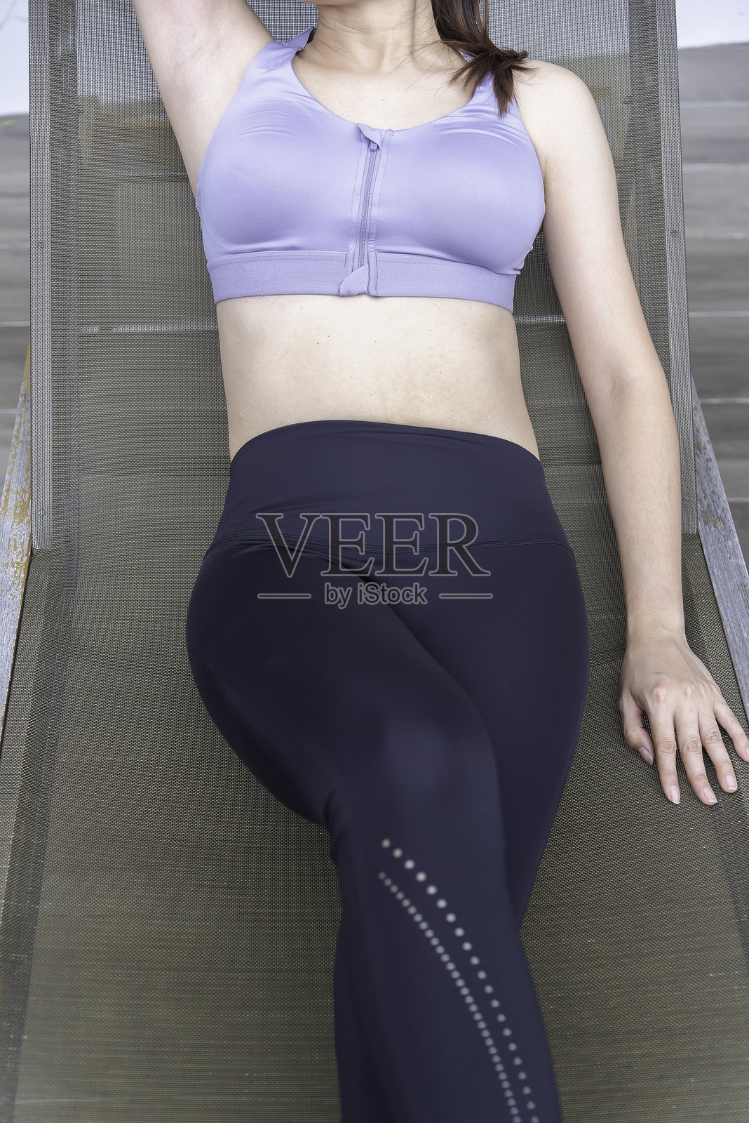 身材匀称的健康女性，注重身体保养照片摄影图片