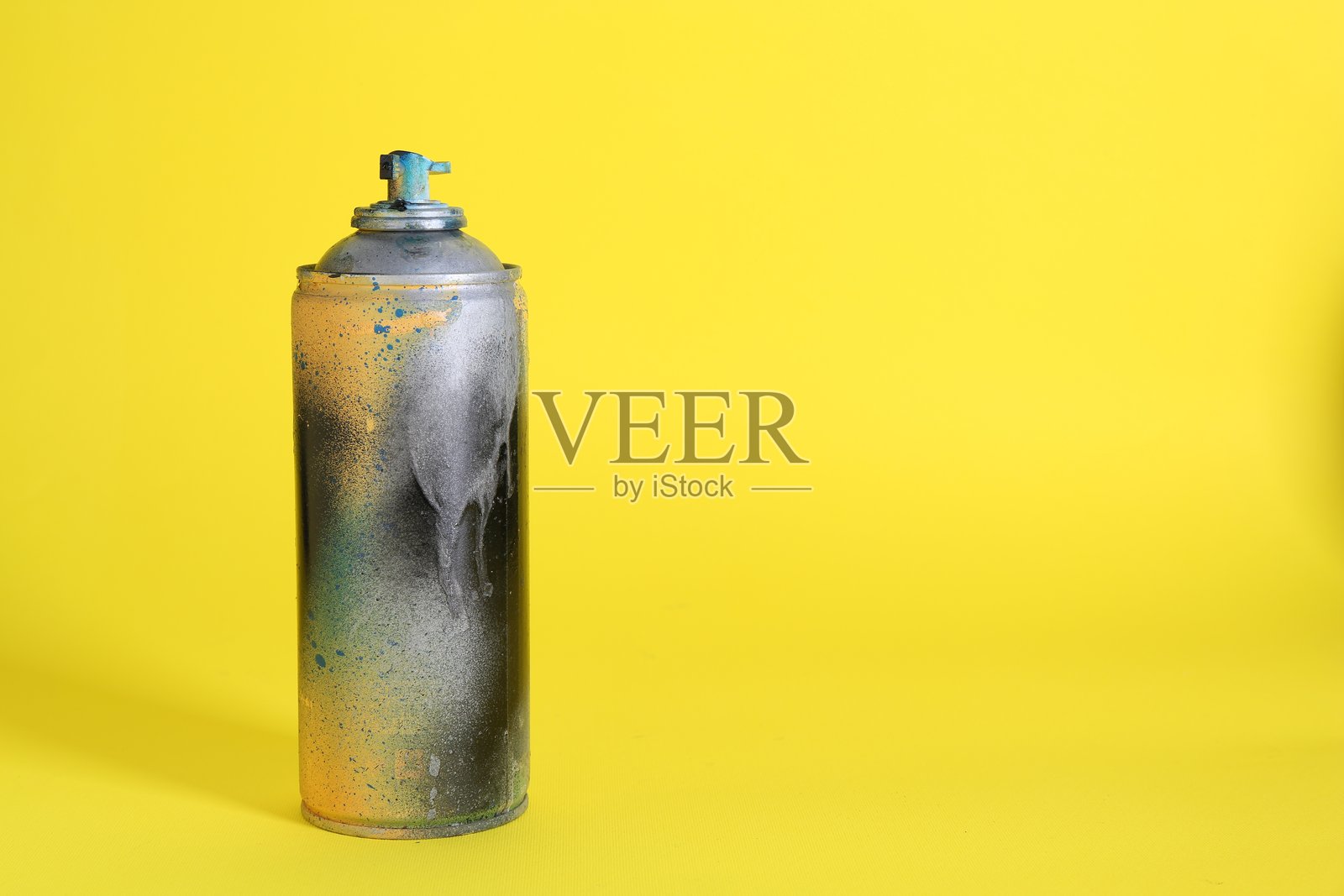 黄色背景上的喷漆罐，留有文字空间照片摄影图片