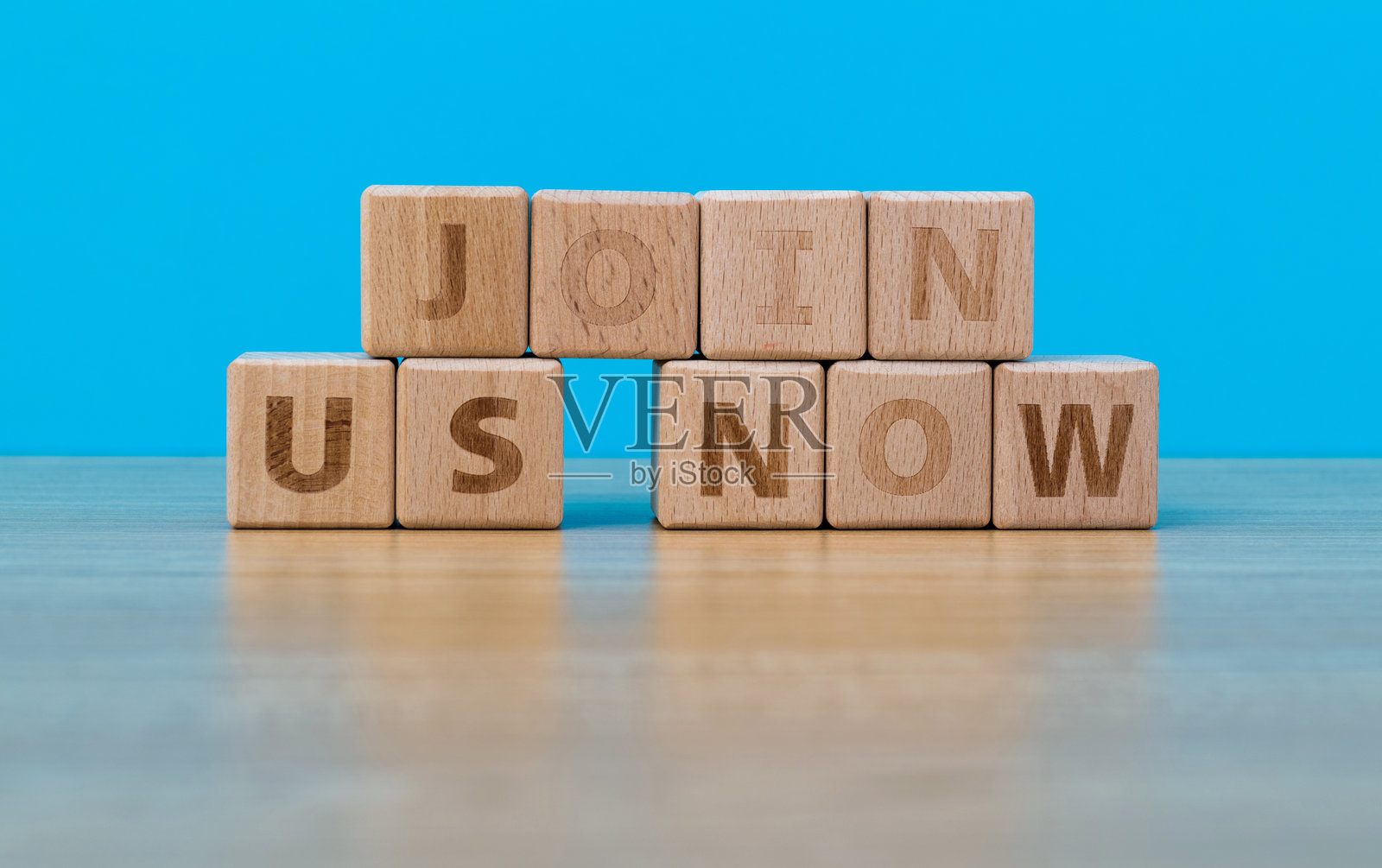 桌子上的木块形状写着“加入我们”照片摄影图片