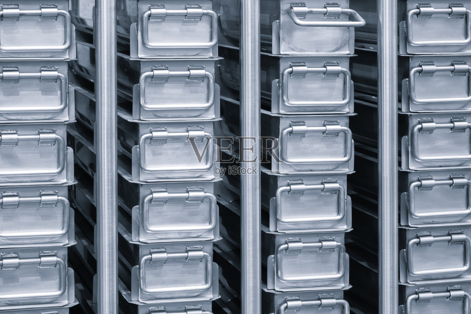 用于烹饪食物的带金属容器的架子照片摄影图片