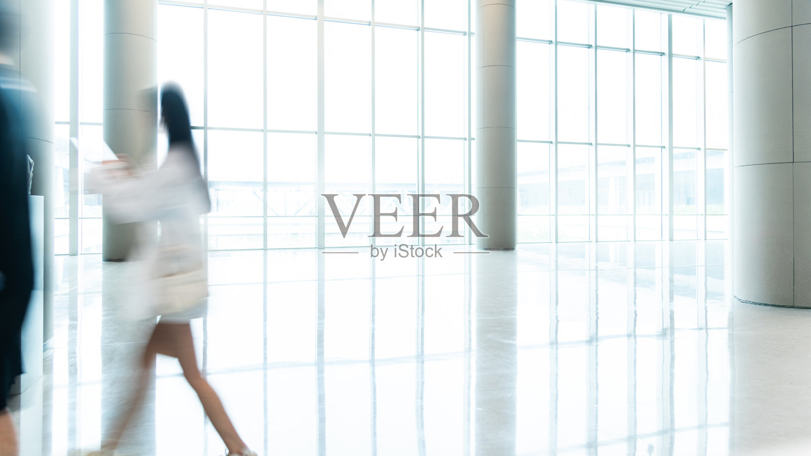 商场大厅里两人步行的模糊动态照片摄影图片