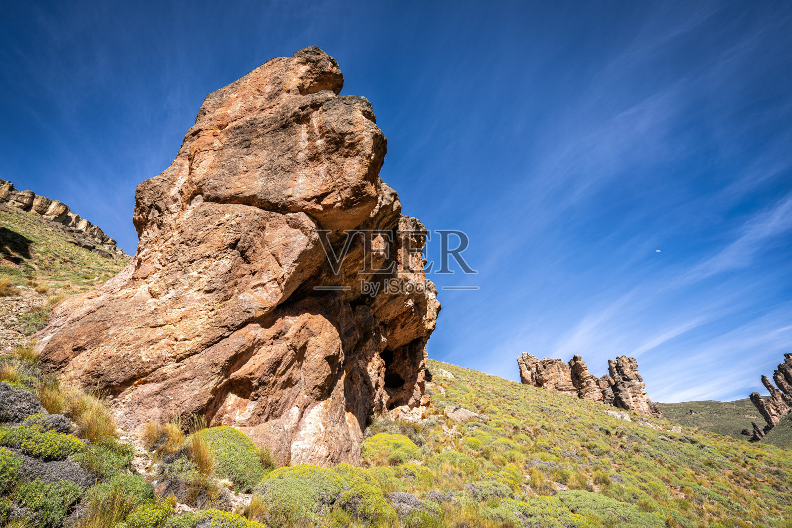 巴塔哥尼亚山丘上耸立的岩石塔照片摄影图片