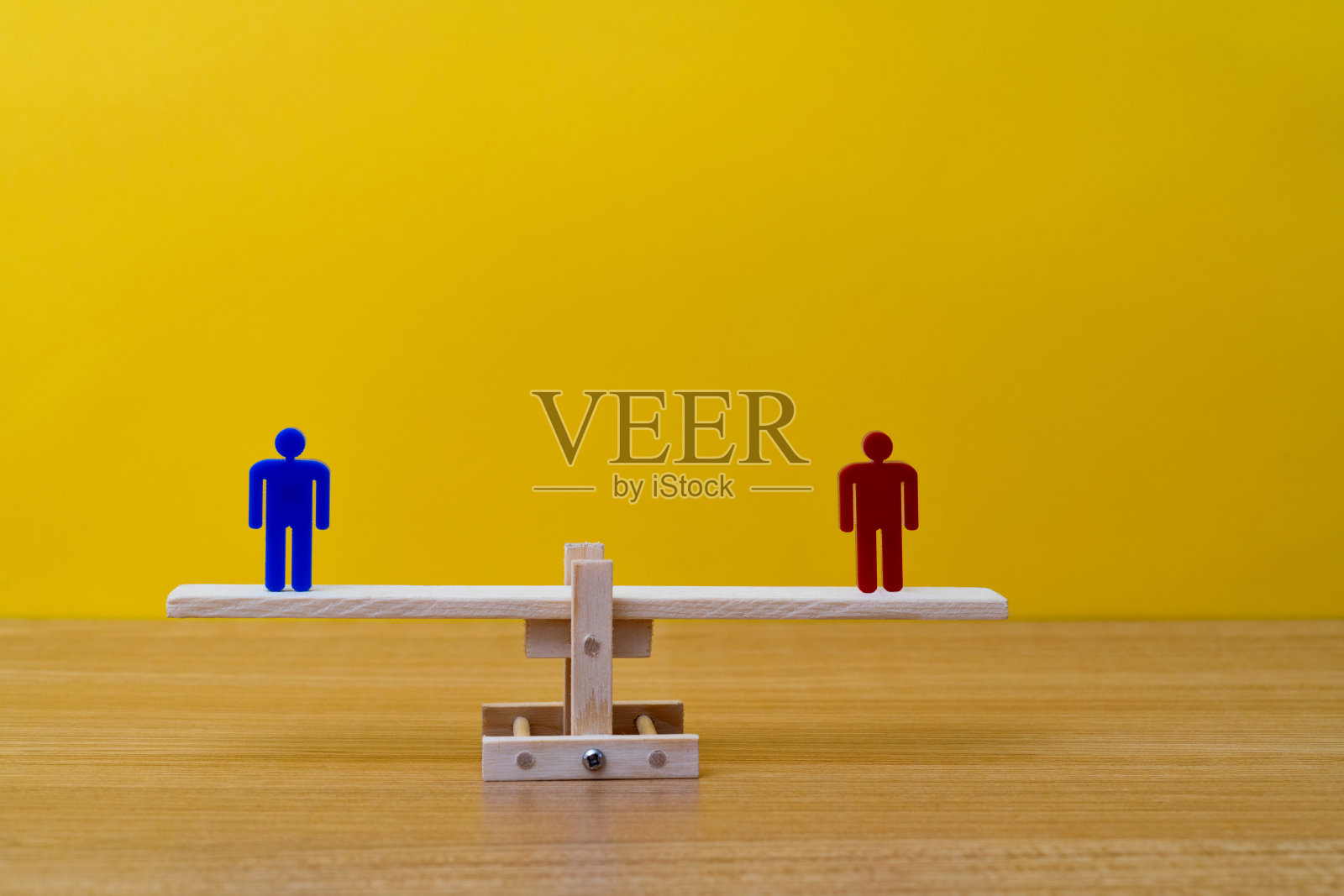 木制跷跷板上的人形照片摄影图片