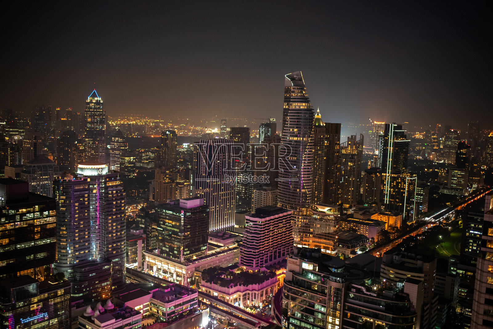 泰国曼谷的城市景观和天际线。曼谷是泰国最大的城市和首选旅游目的地。照片摄影图片