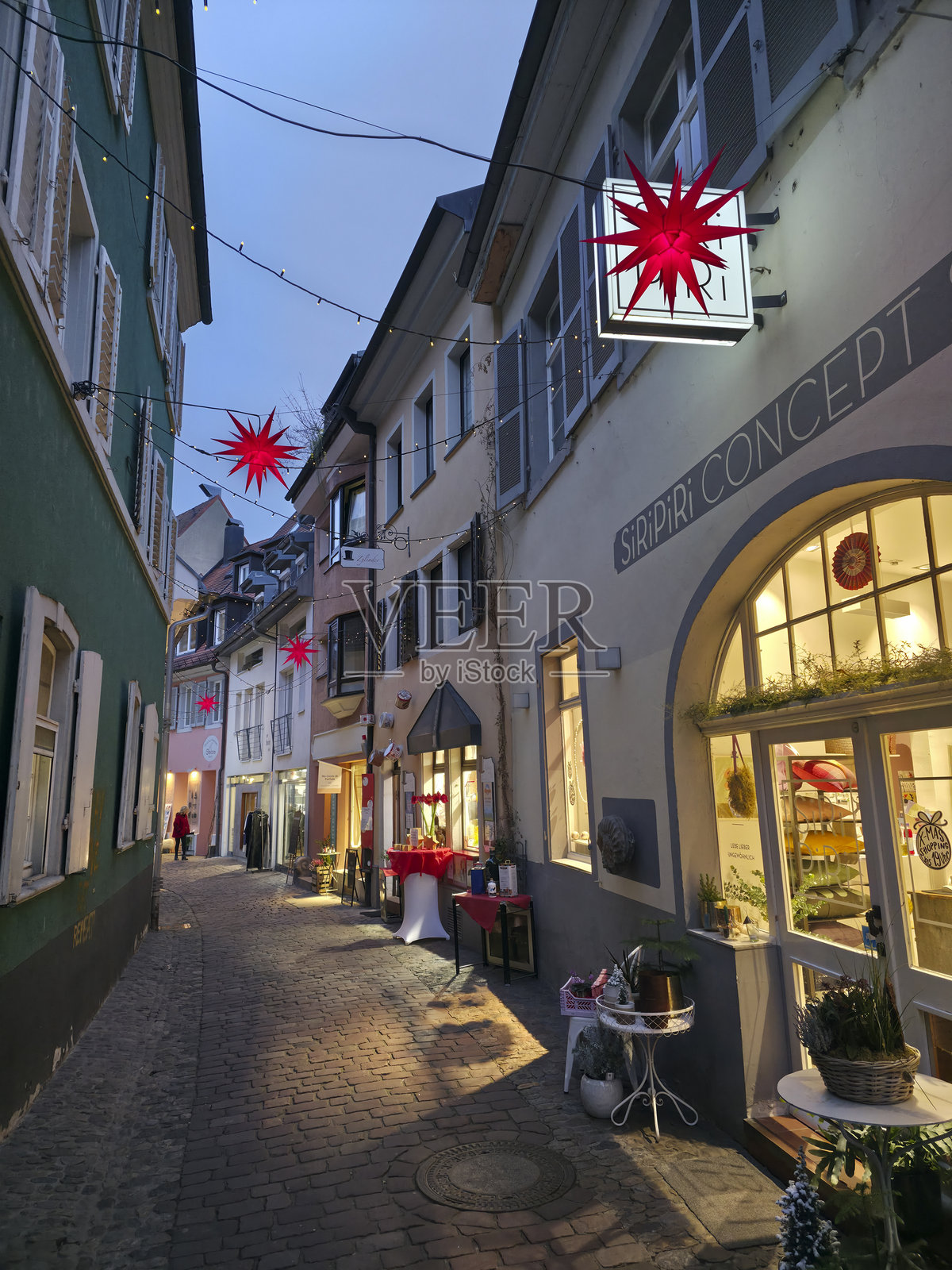 弗莱堡老城区在圣诞节装饰下，充满冬日氛围照片摄影图片