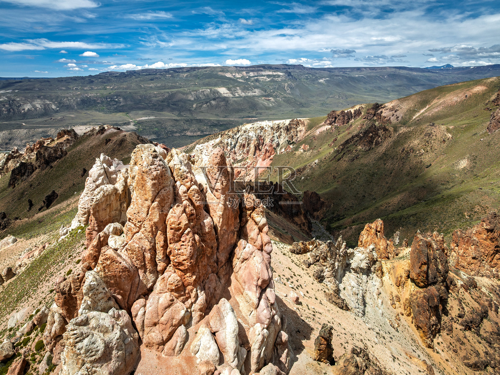 杰尼梅尼国家保护区的岩石尖峰和山谷景观照片摄影图片