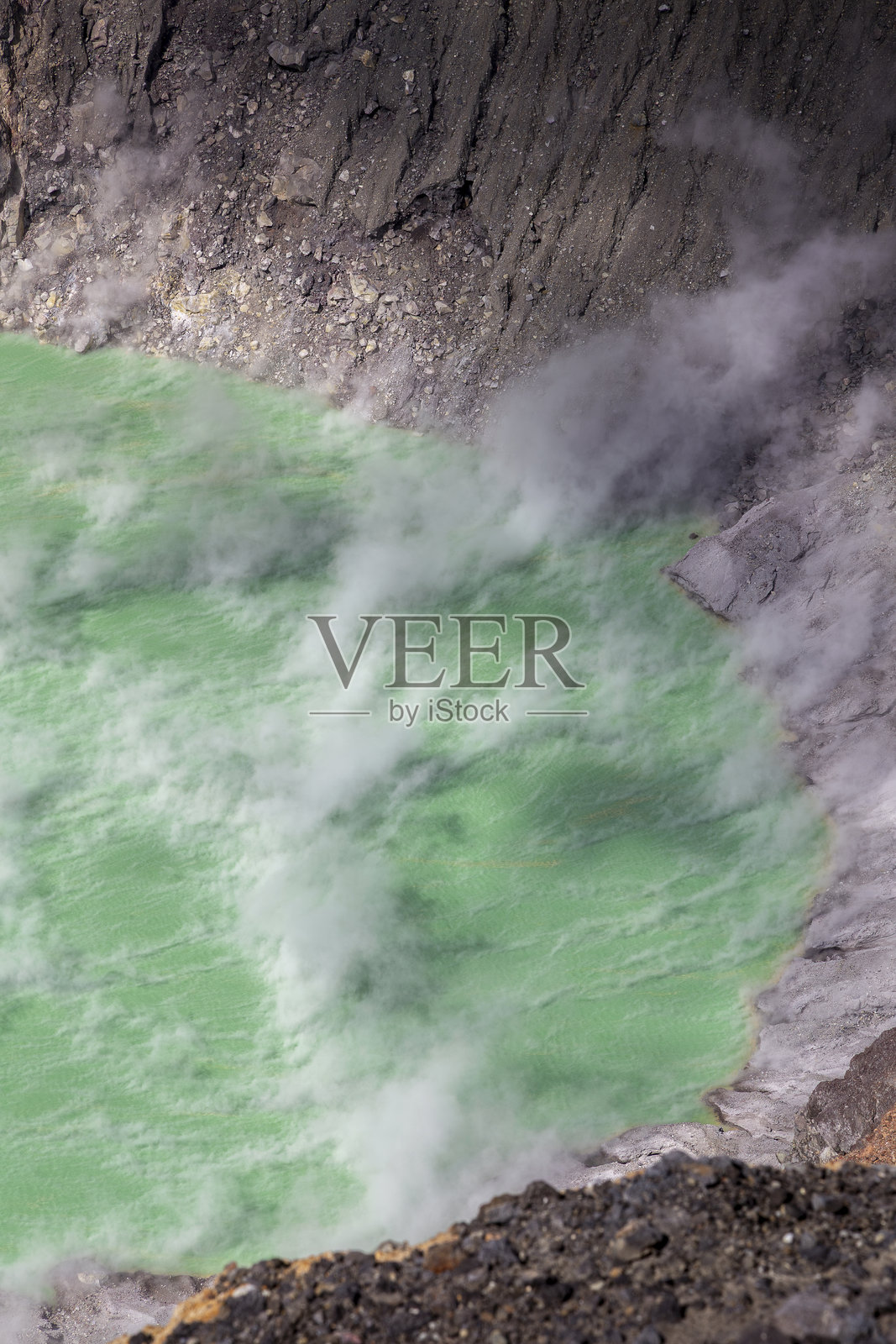 萨尔瓦多圣安娜火山内蒸汽升腾的翡翠绿火山口湖照片摄影图片