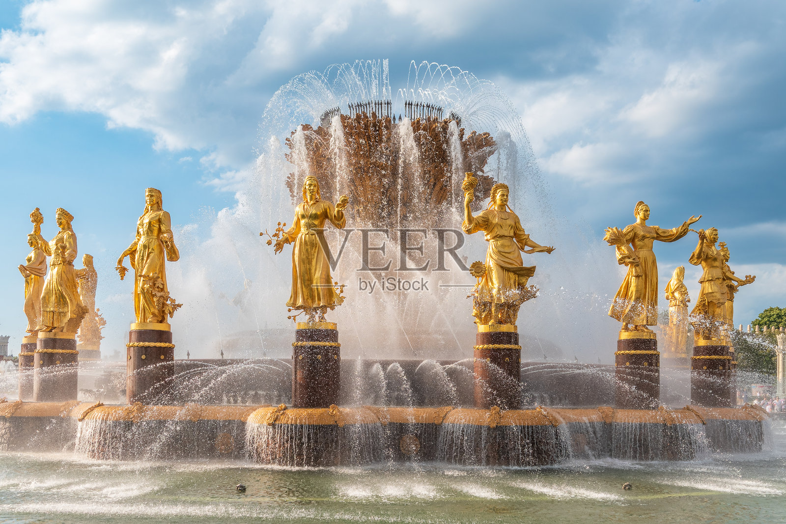 莫斯科全俄展览中心人民友谊喷泉。苏联建筑的绝美阳光景观,莫斯科地标。夏季美丽的豪华古老喷泉。照片摄影图片