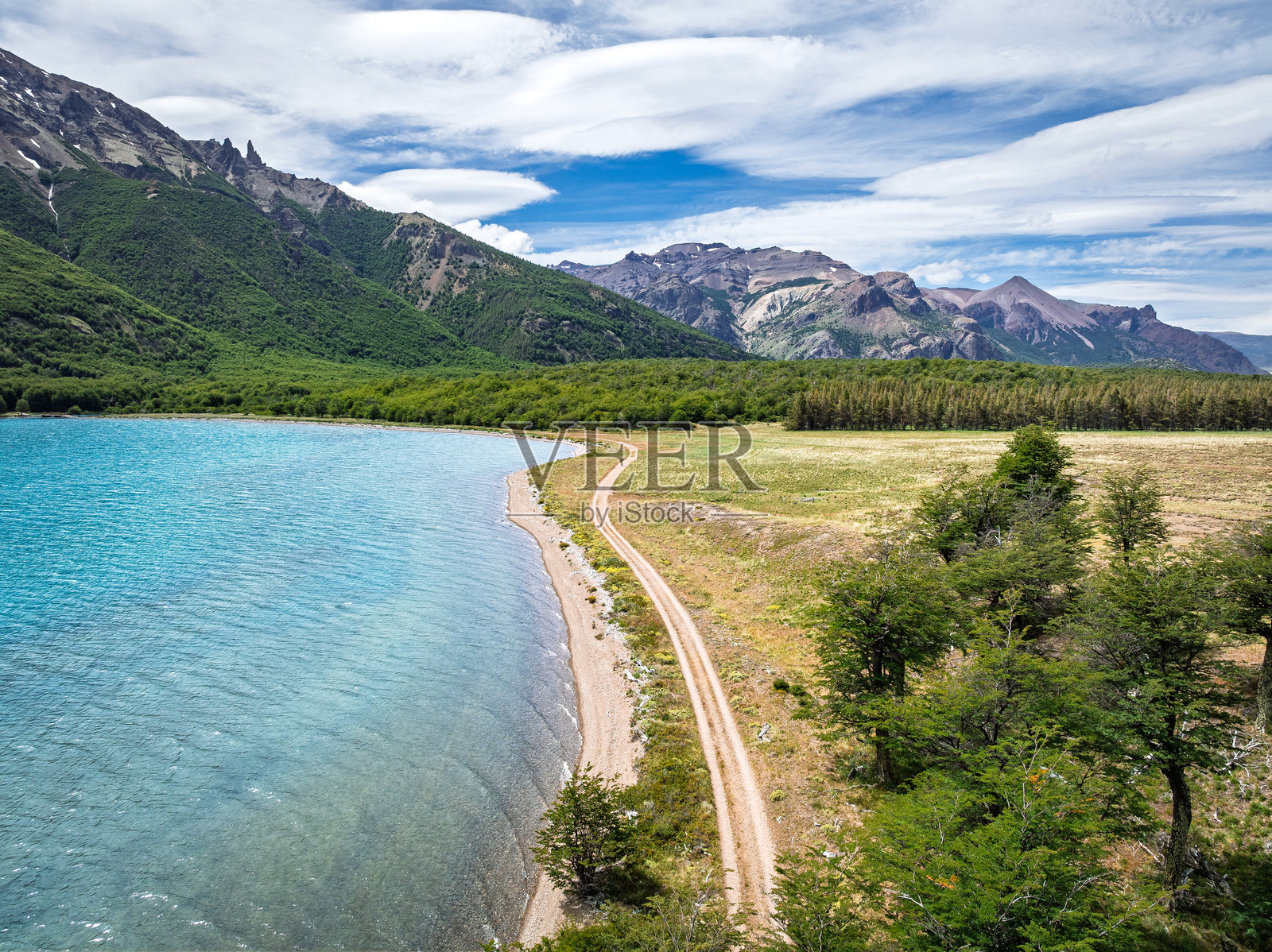 巴塔哥尼亚湖泊杰尼梅尼以及开阔的草原的蜿蜒海岸线照片摄影图片