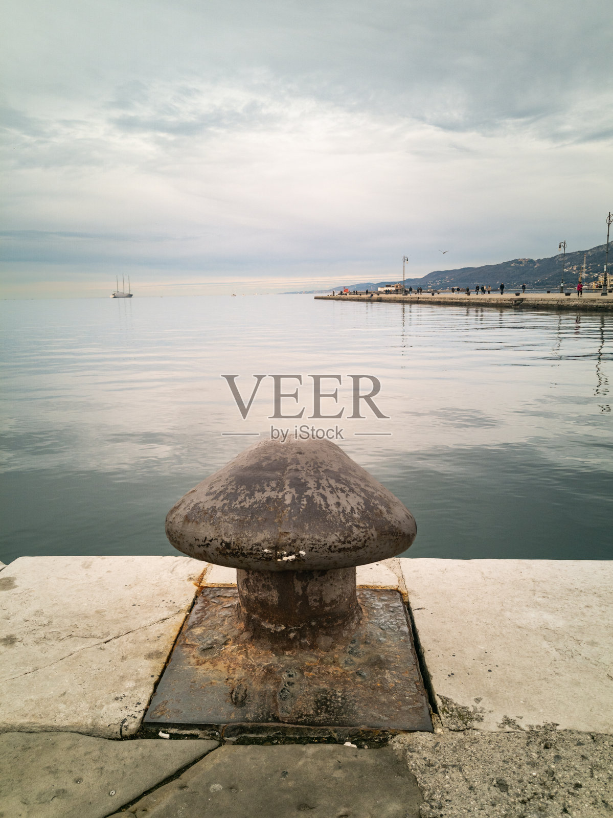 意大利的里雅斯特湾，码头上生锈的系船柱照片摄影图片