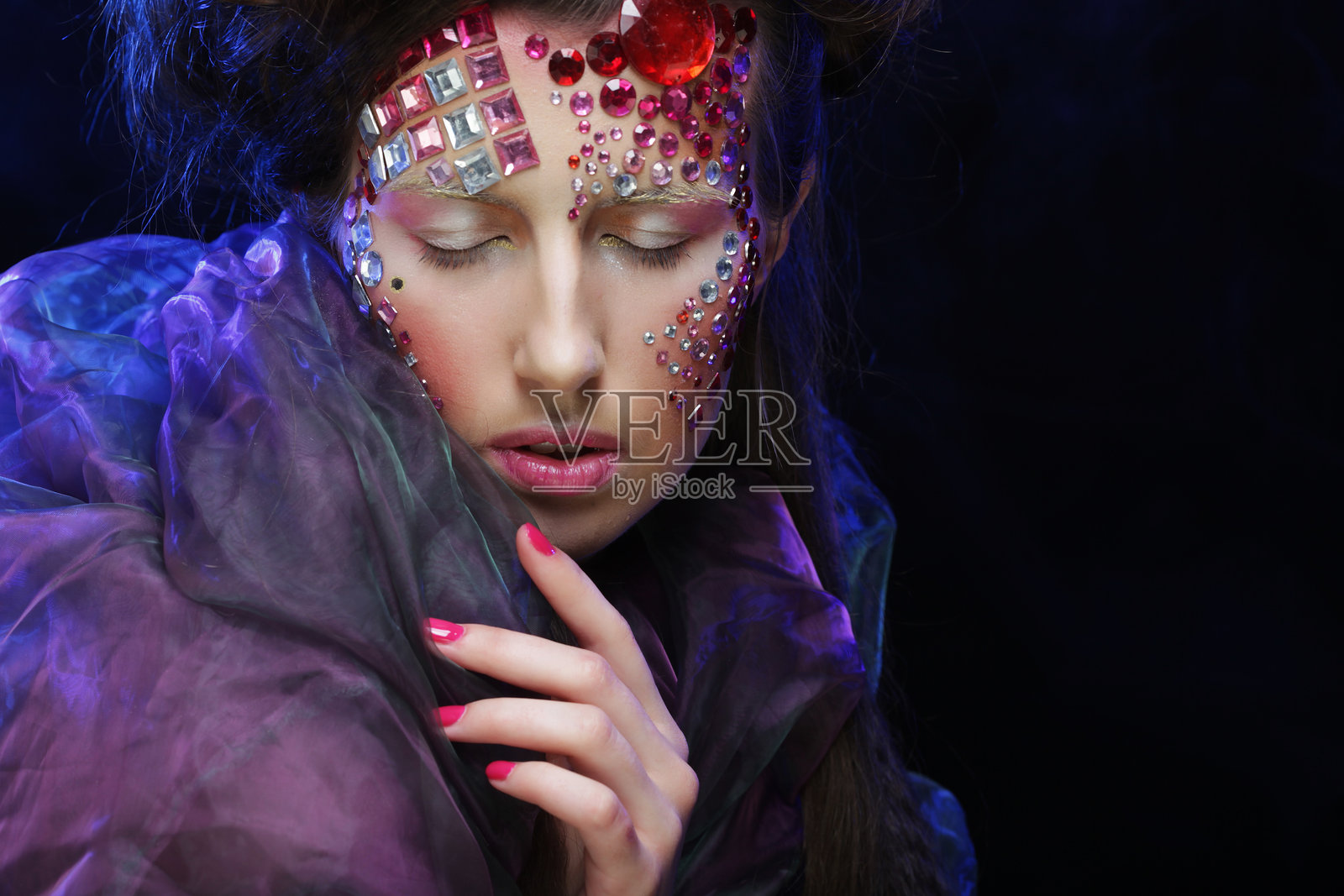 创意脸庞的年轻女子肖像，万圣节照片。照片摄影图片