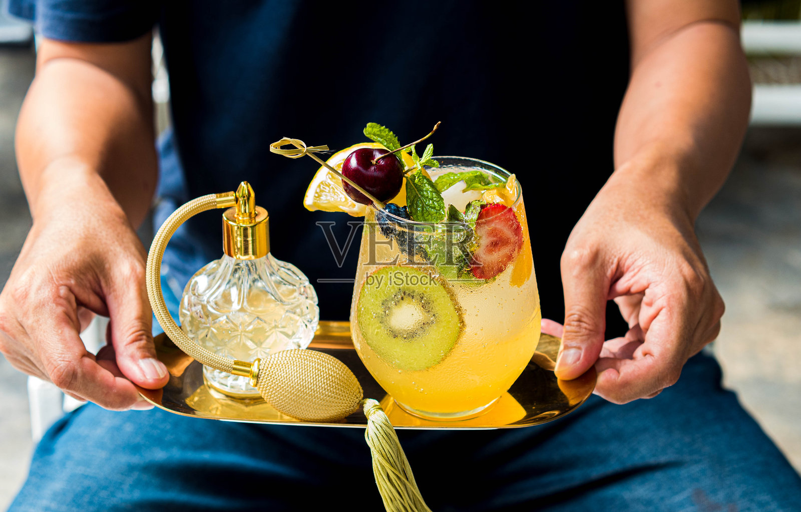 清爽夏日水果无酒精鸡尾酒和香水托盘照片摄影图片