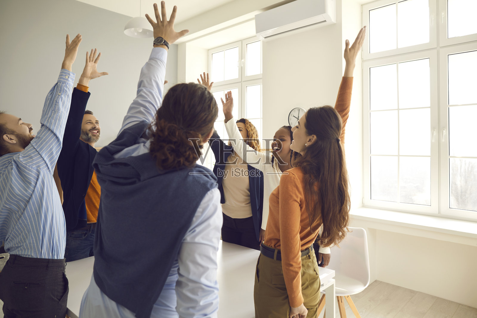 一群快乐的多元化员工在公司会议上举手为好建议投票照片摄影图片