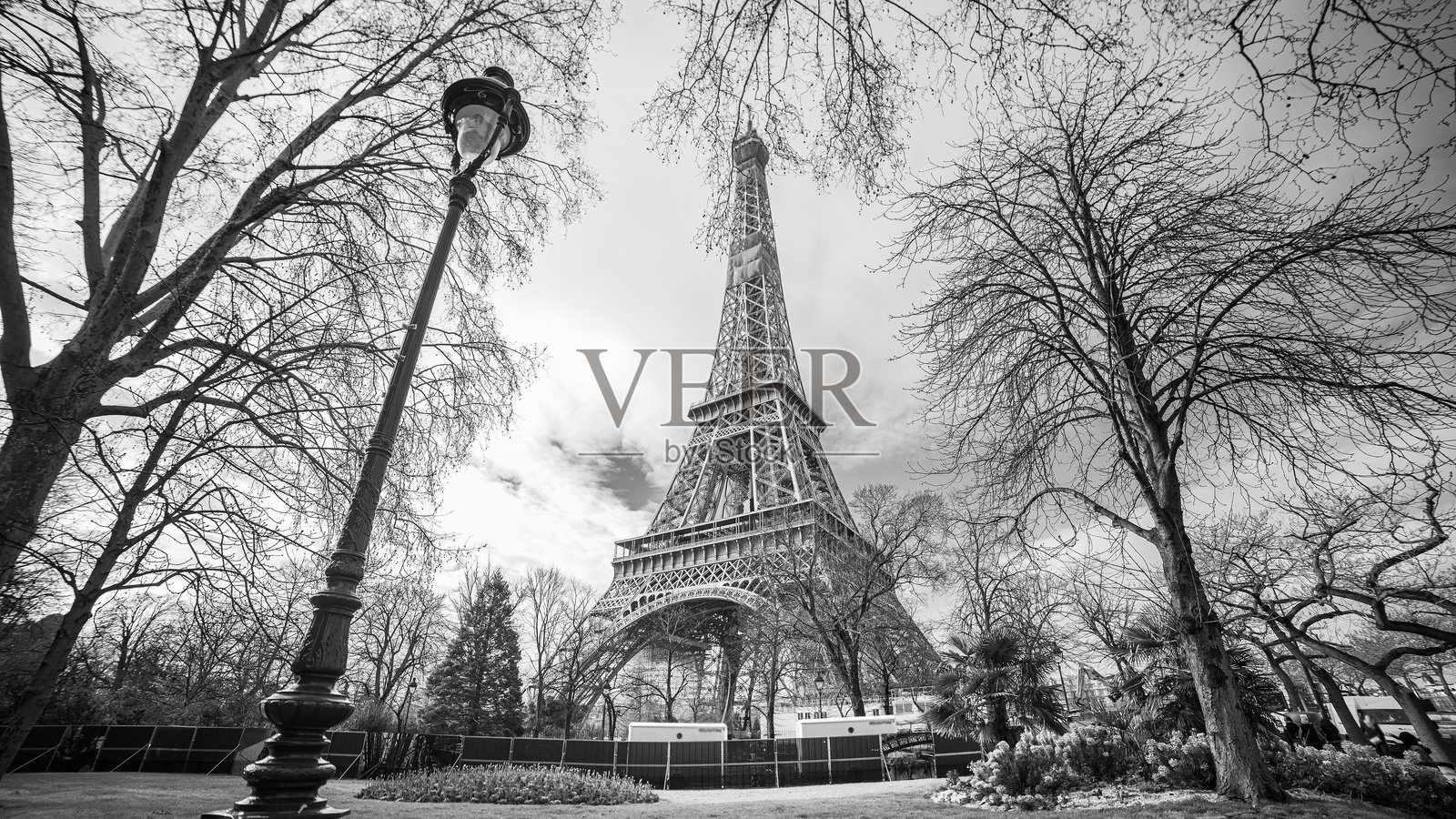 埃菲尔铁塔黑白照片。巴黎照片摄影图片