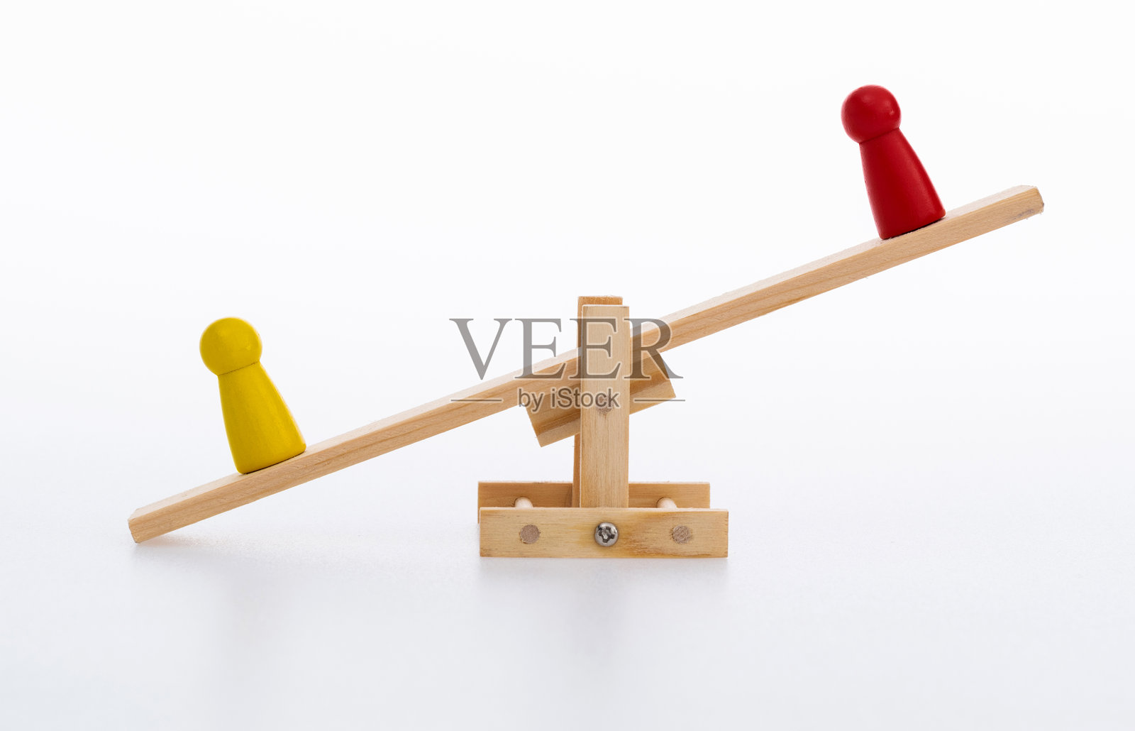 木制跷跷板上的人形照片摄影图片