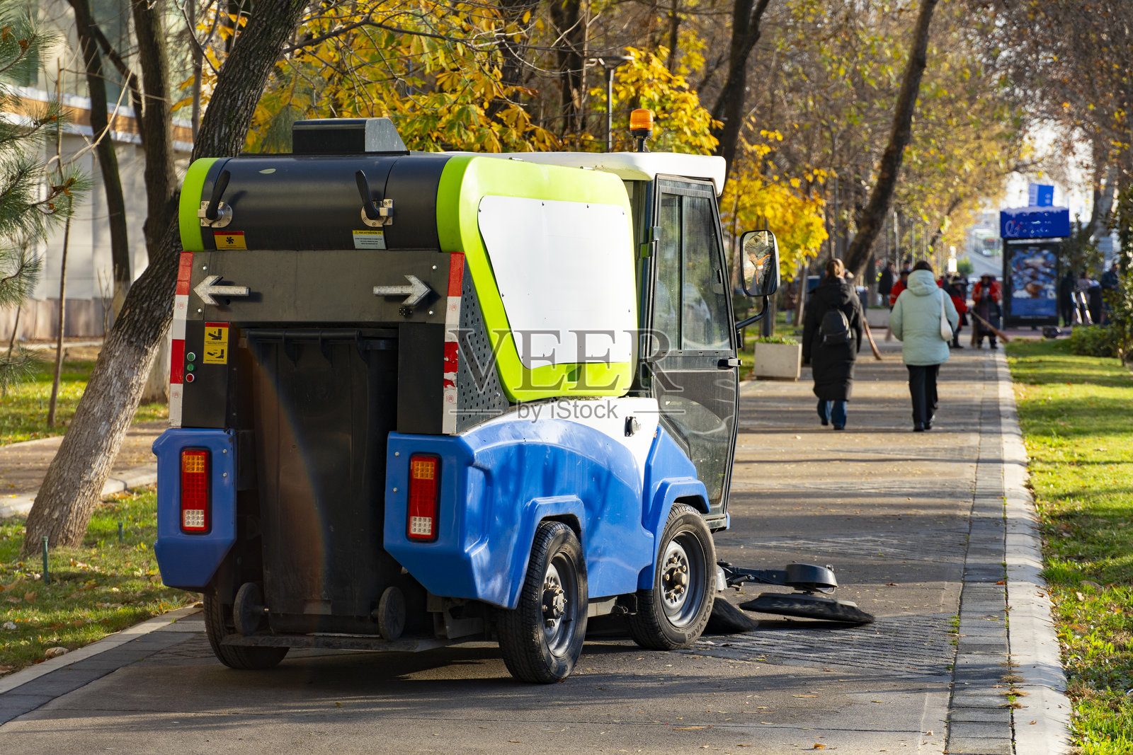 秋季城市公园里的街道清扫车照片摄影图片