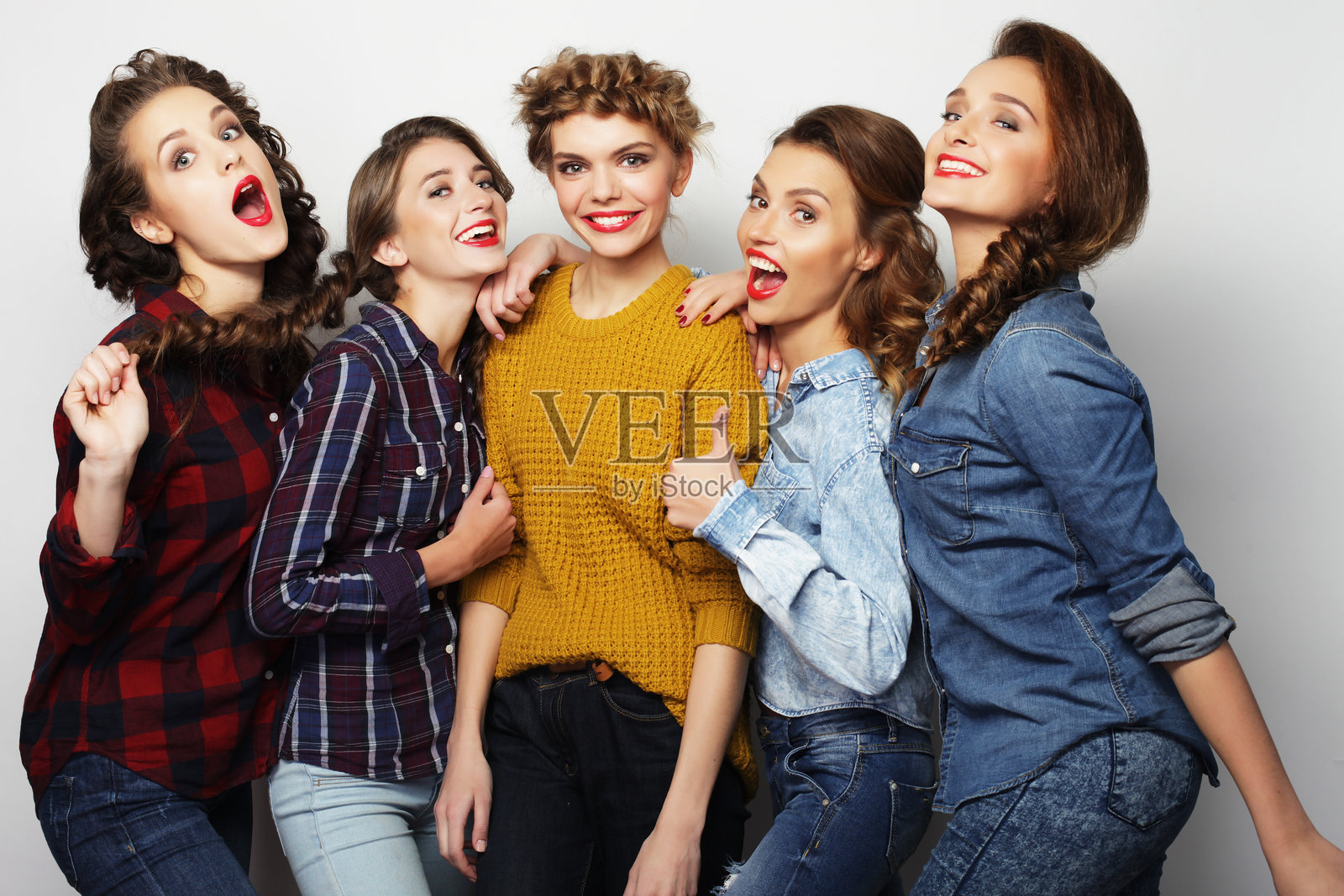 生活方式与人物概念：五个女孩朋友的群体照片摄影图片