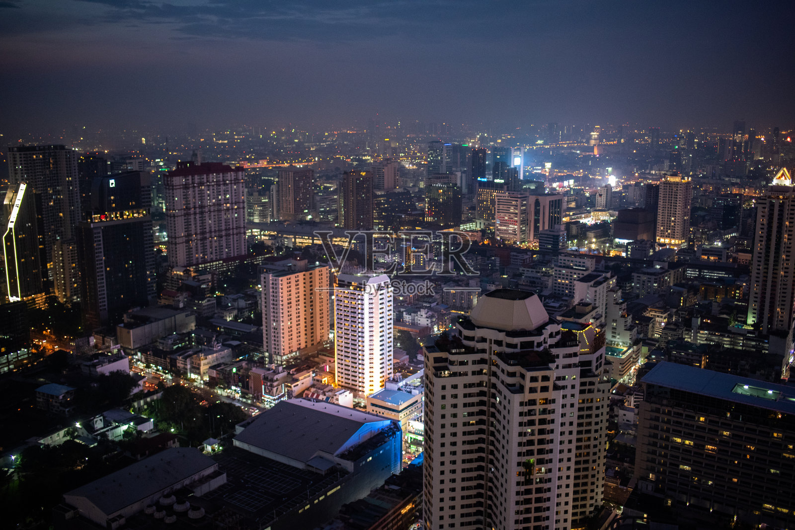 曼谷市中心夜景，高楼林立，展现都市的现代风貌。照片摄影图片