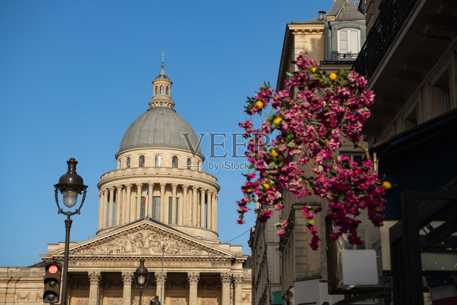 夏日巴黎，从苏弗洛街望向先贤祠穹顶照片摄影图片