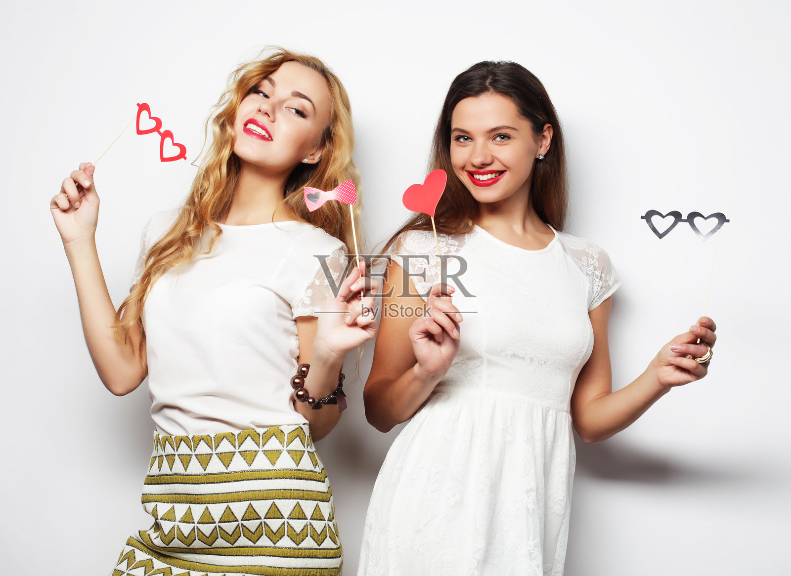 两位时尚性感的美女好友，准备好去派对了照片摄影图片