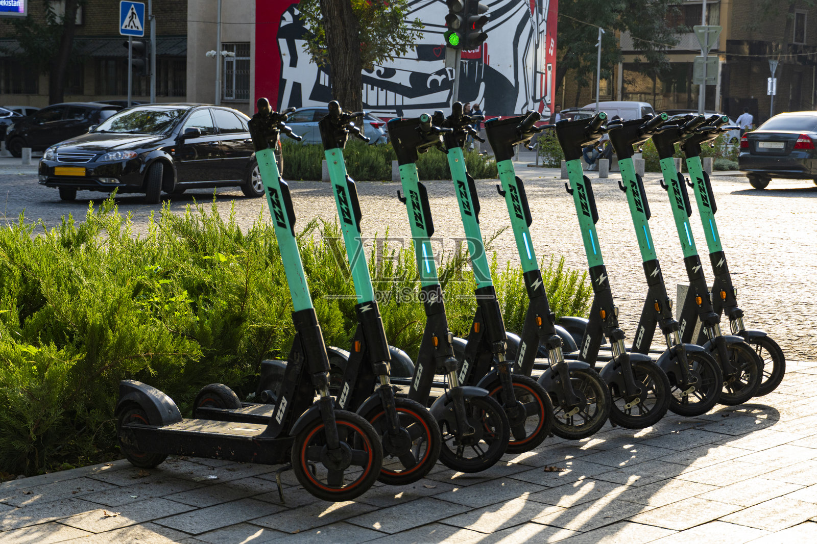 停在城市街道上的电动滑板车照片摄影图片