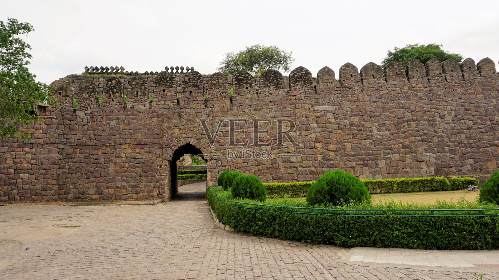 位于印度特伦甘纳邦海得拉巴的 Golconda 堡及其葱郁的花园照片摄影图片