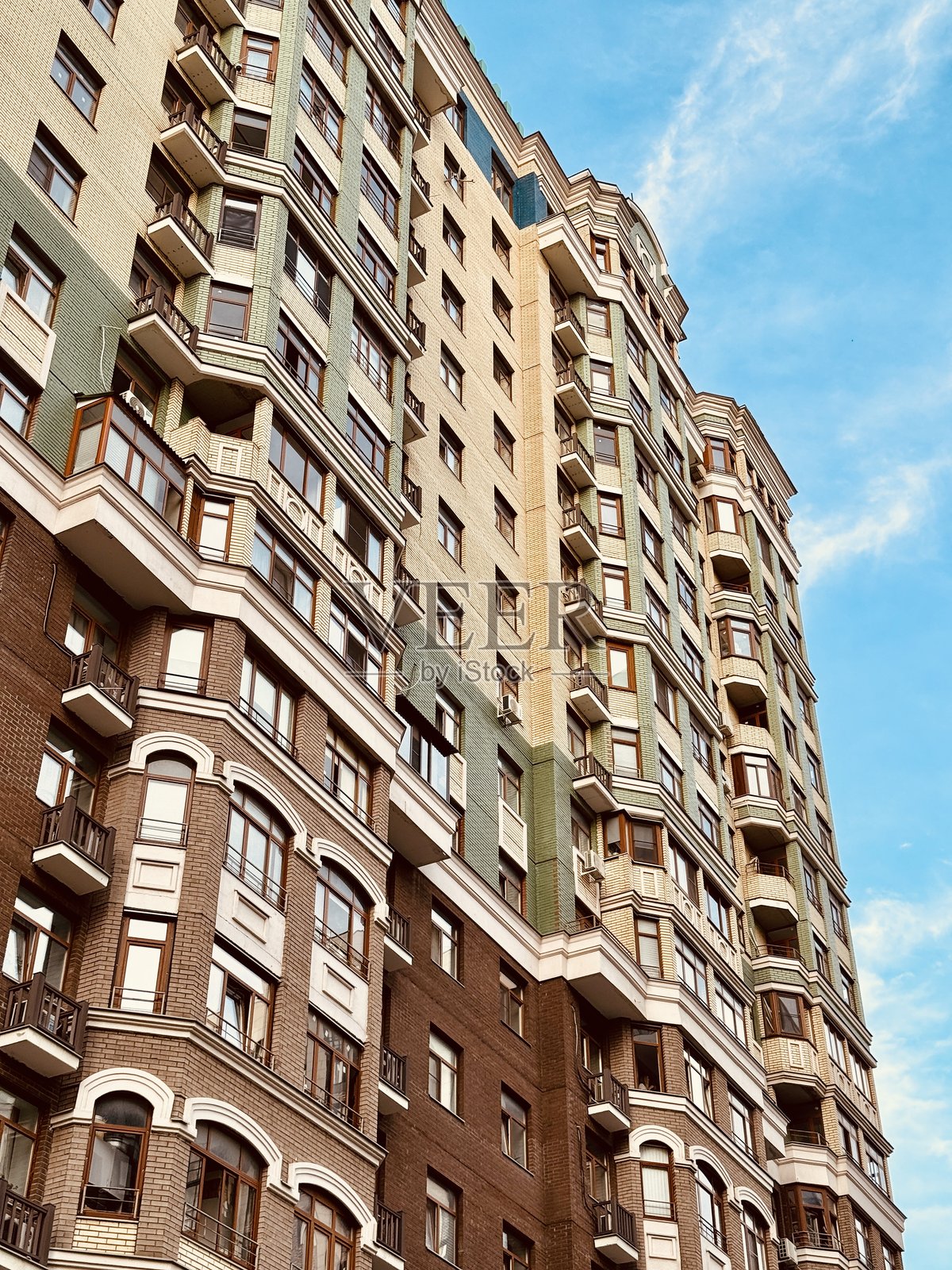 优雅的城市建筑外观，现代城市住宅带有装饰性特色，精致的城市公寓综合体展示着华丽的砖砌和风景优美的城市景观背景照片摄影图片