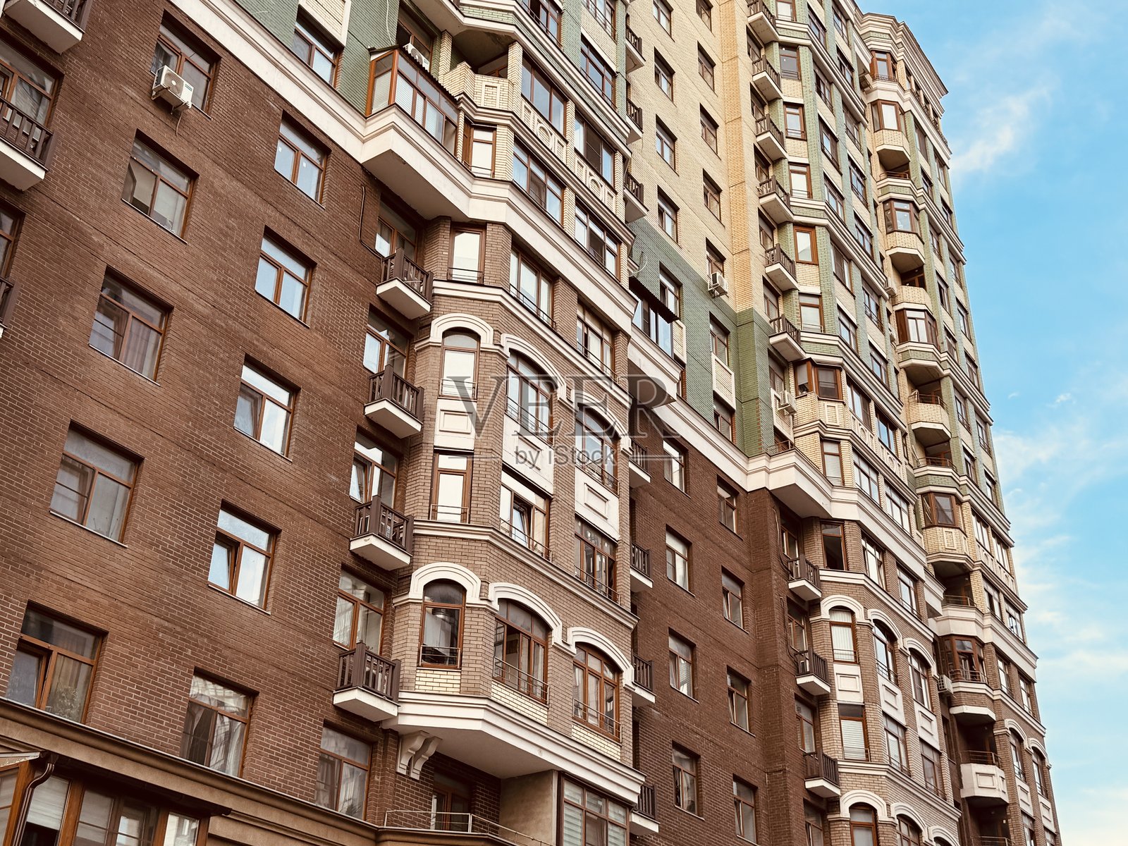 优雅的城市建筑外观，现代都市住宅带有装饰性特色，精致的城市公寓建筑群展示着华丽的砖砌和风景如画的城市景观背景照片摄影图片