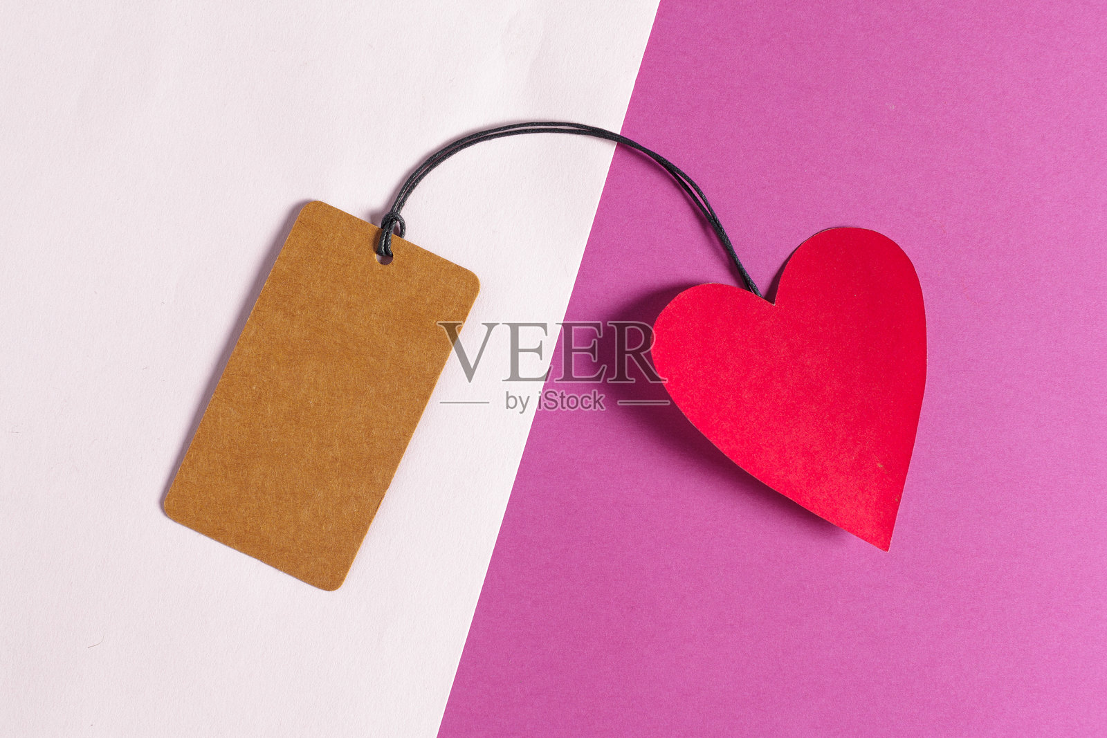 在白色和粉色背景上手工制作活动中的纸质标签和心形照片摄影图片