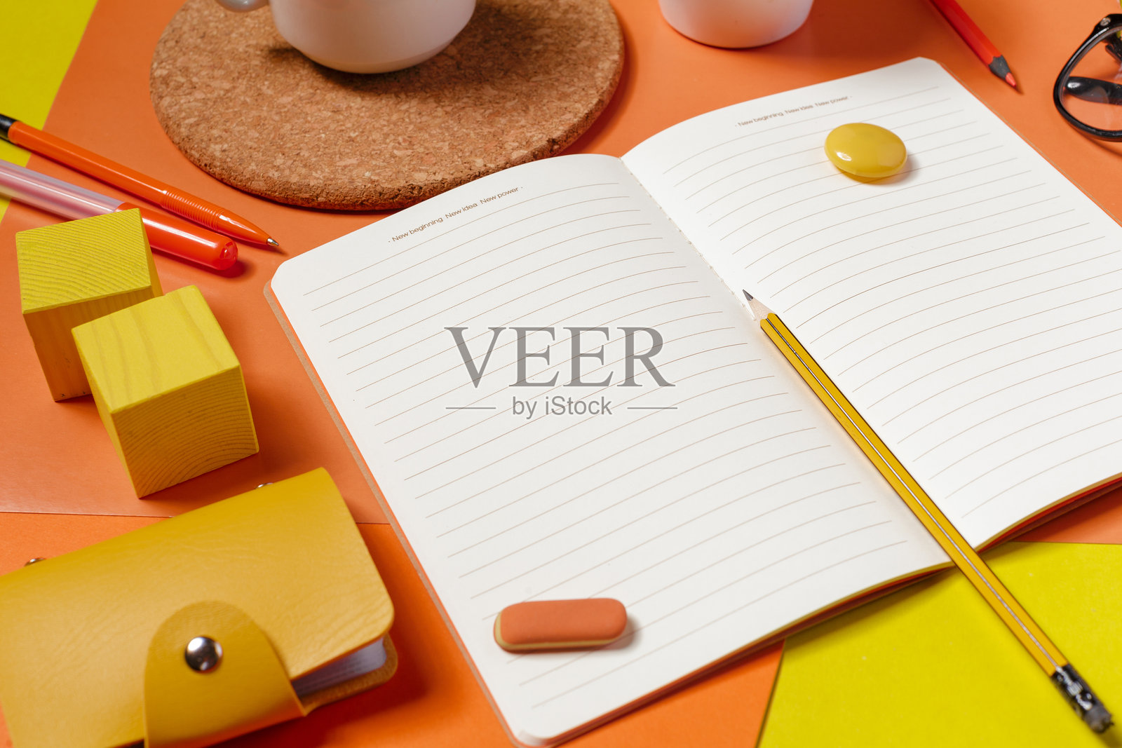 工作空间环境，桌面摆放着打开的笔记本、文具和手工艺品照片摄影图片