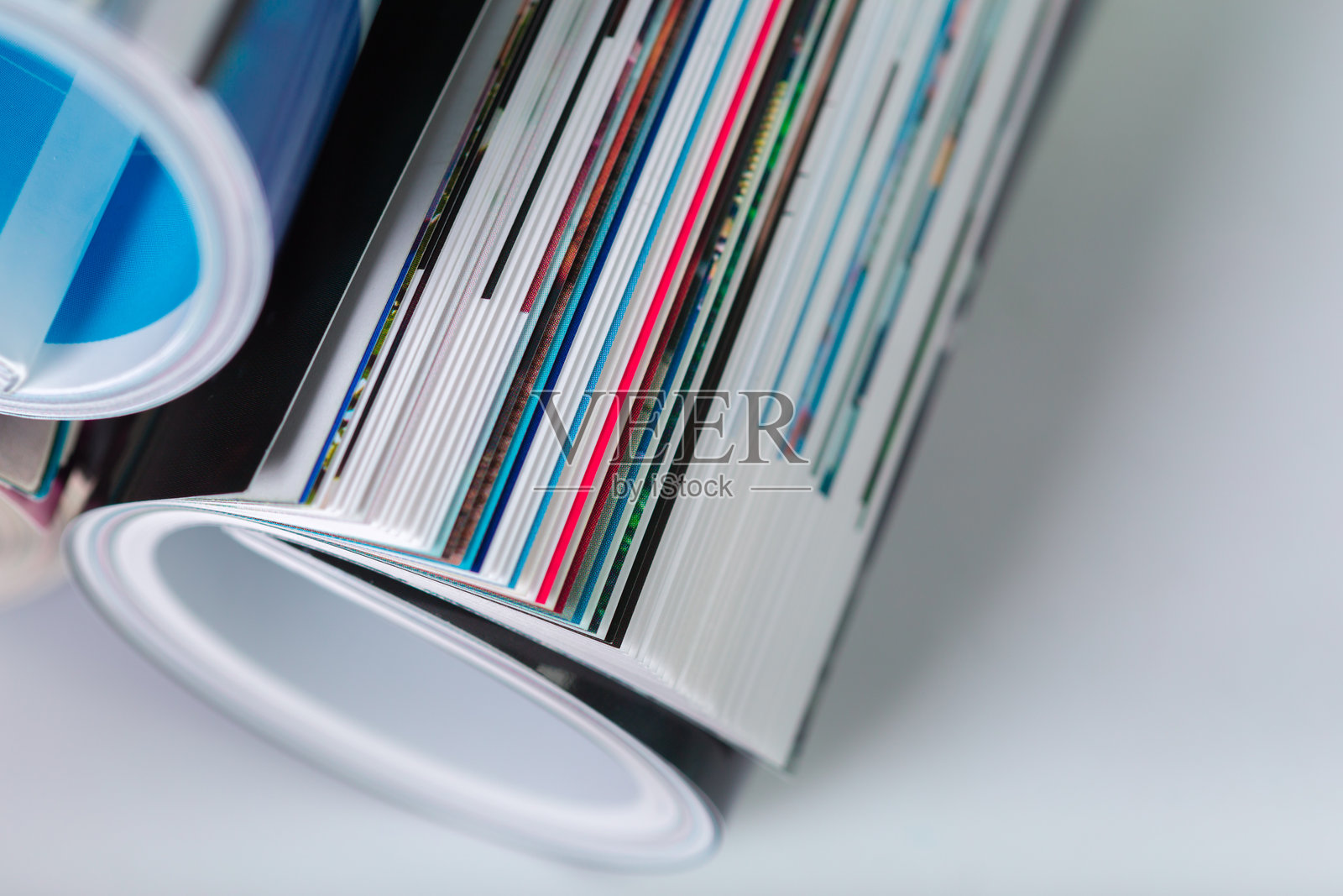 堆叠在一起的书籍，展示着水平排列的彩色书页照片摄影图片