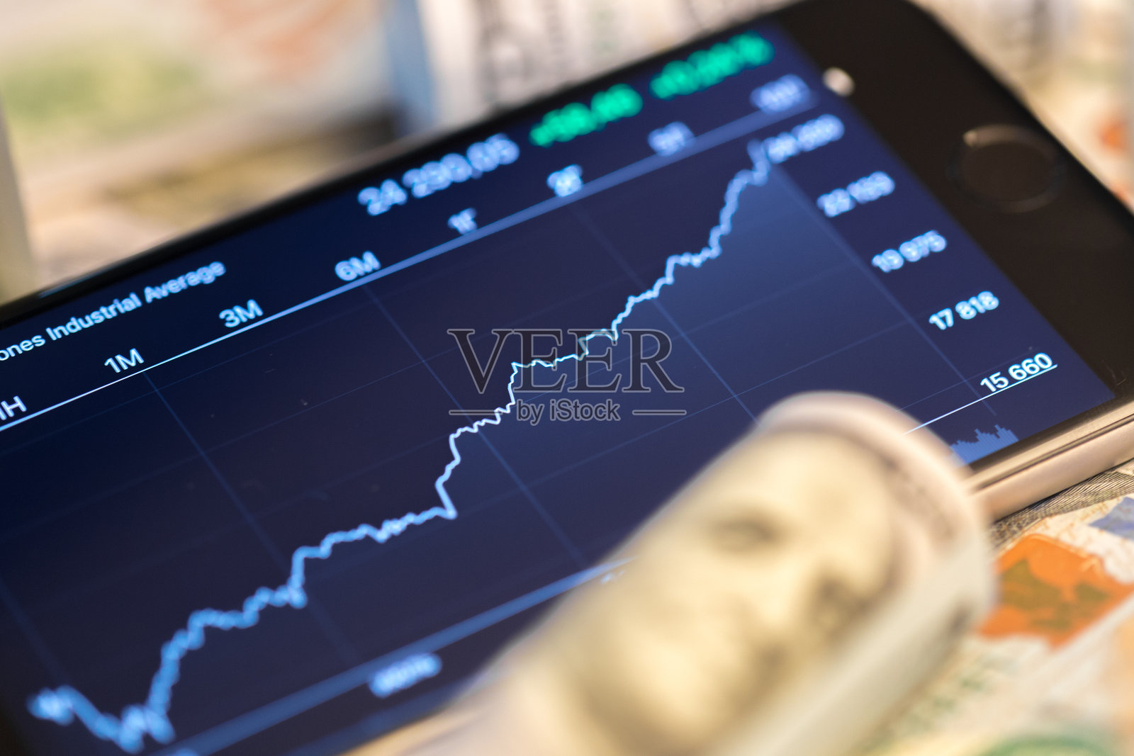 智能手机上的股市数据呈现增长，焦点为货币照片摄影图片