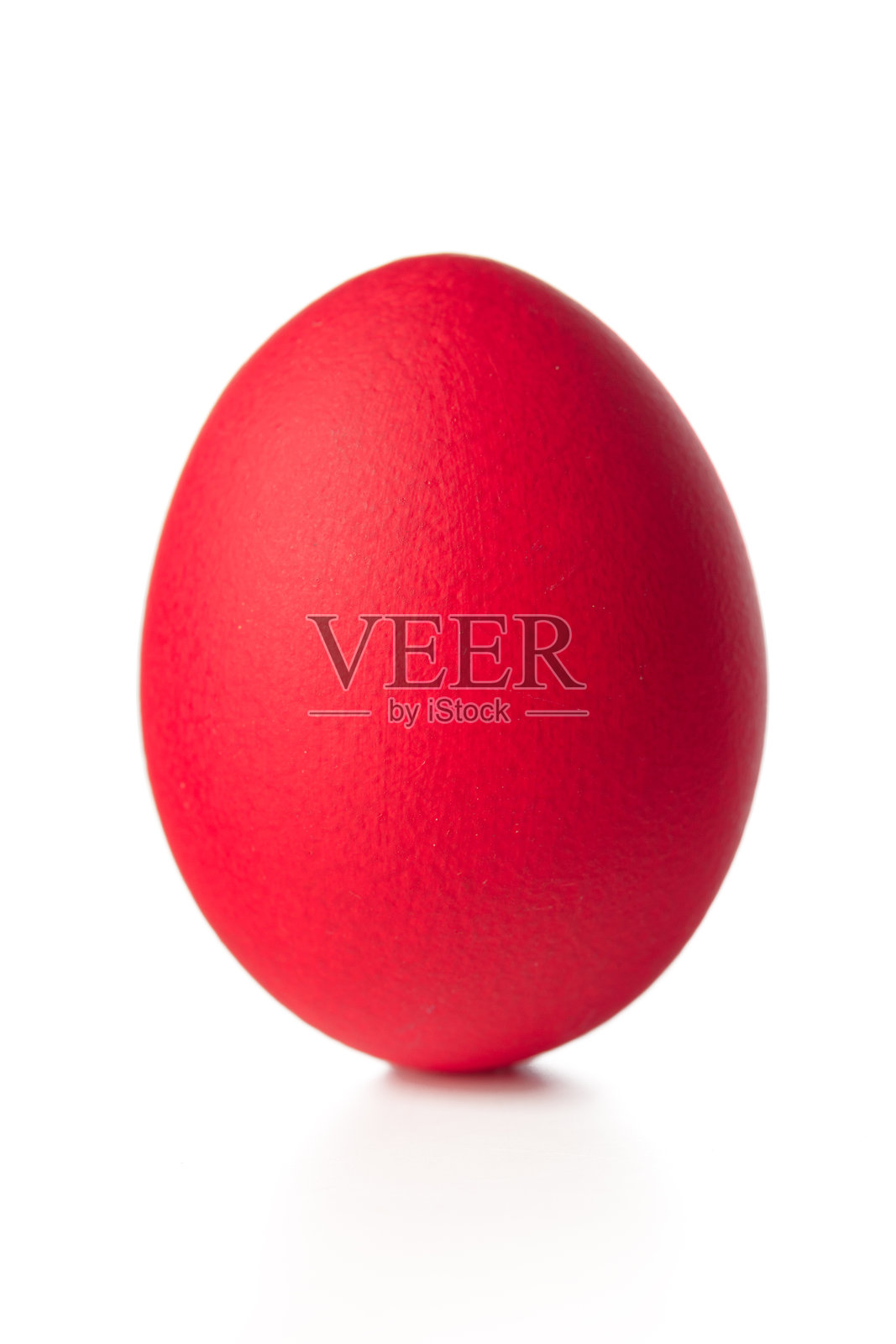 红鸡蛋放在白色表面上，背景简洁，白天拍摄照片摄影图片