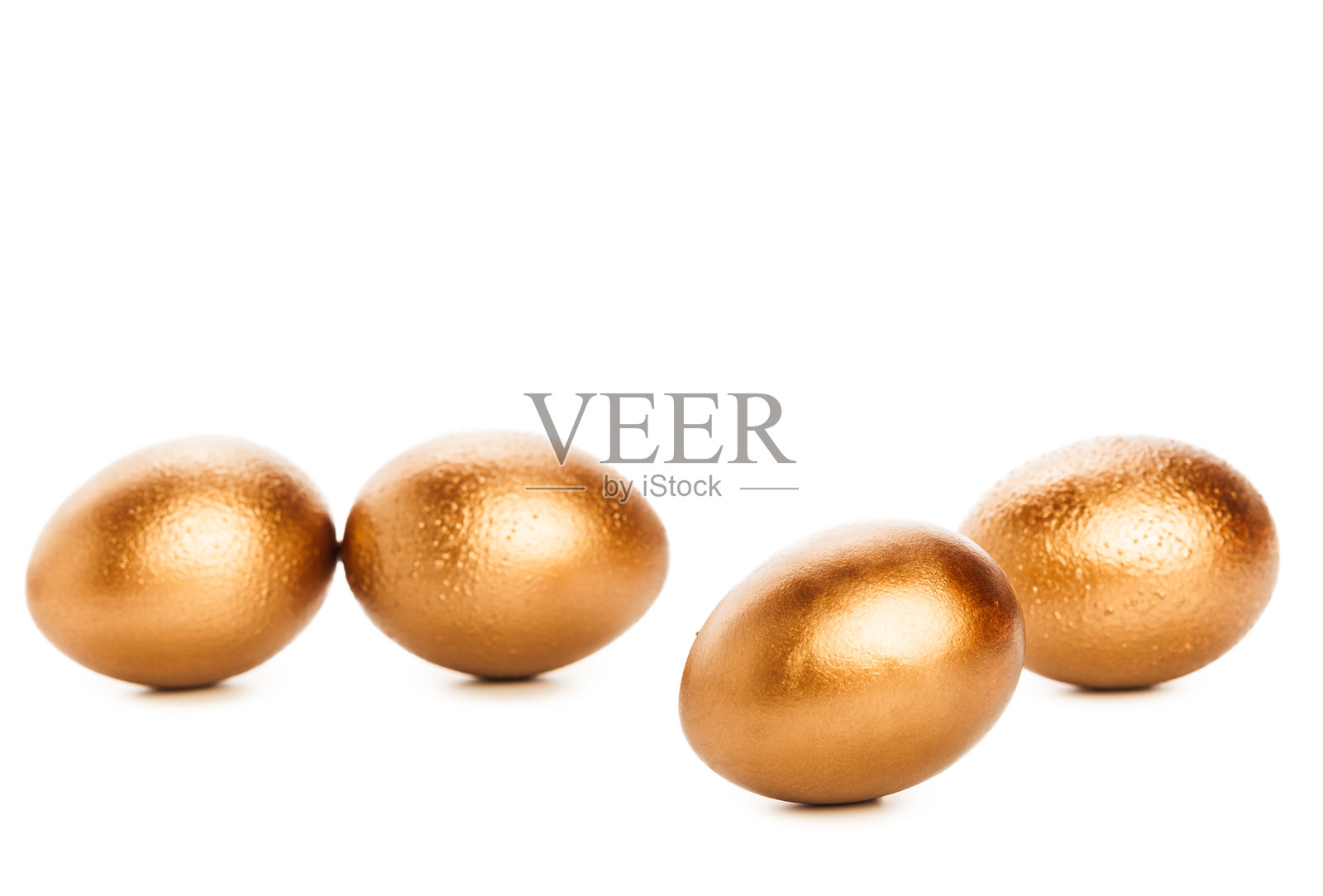 在创意艺术项目中，金蛋被放置在白色表面上照片摄影图片