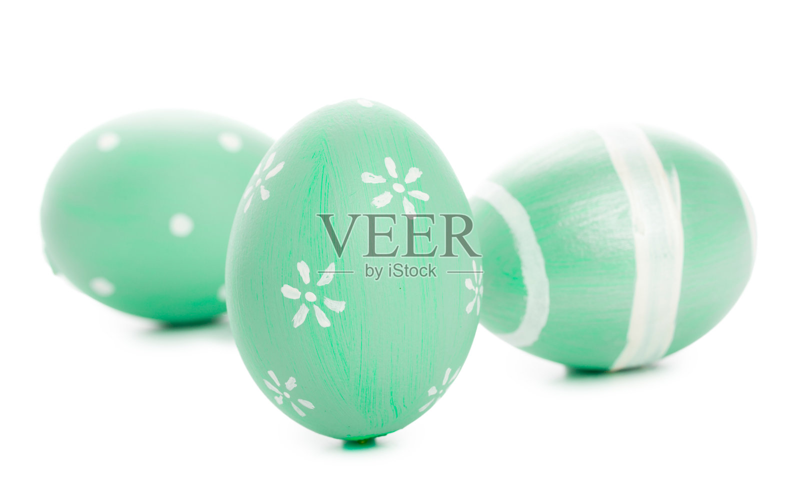 在春季的节日活动中，彩色的复活节彩蛋摆放在白色的背景上照片摄影图片