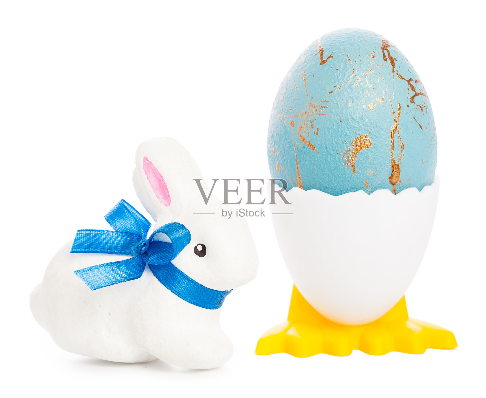 带有蓝色丝带的白兔和用于节日庆典的彩色彩蛋装饰照片摄影图片
