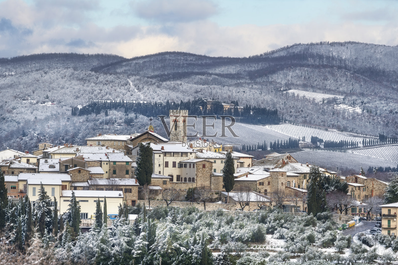 意大利托斯卡纳拉达因基安蒂的冬季全景，白雪皑皑照片摄影图片