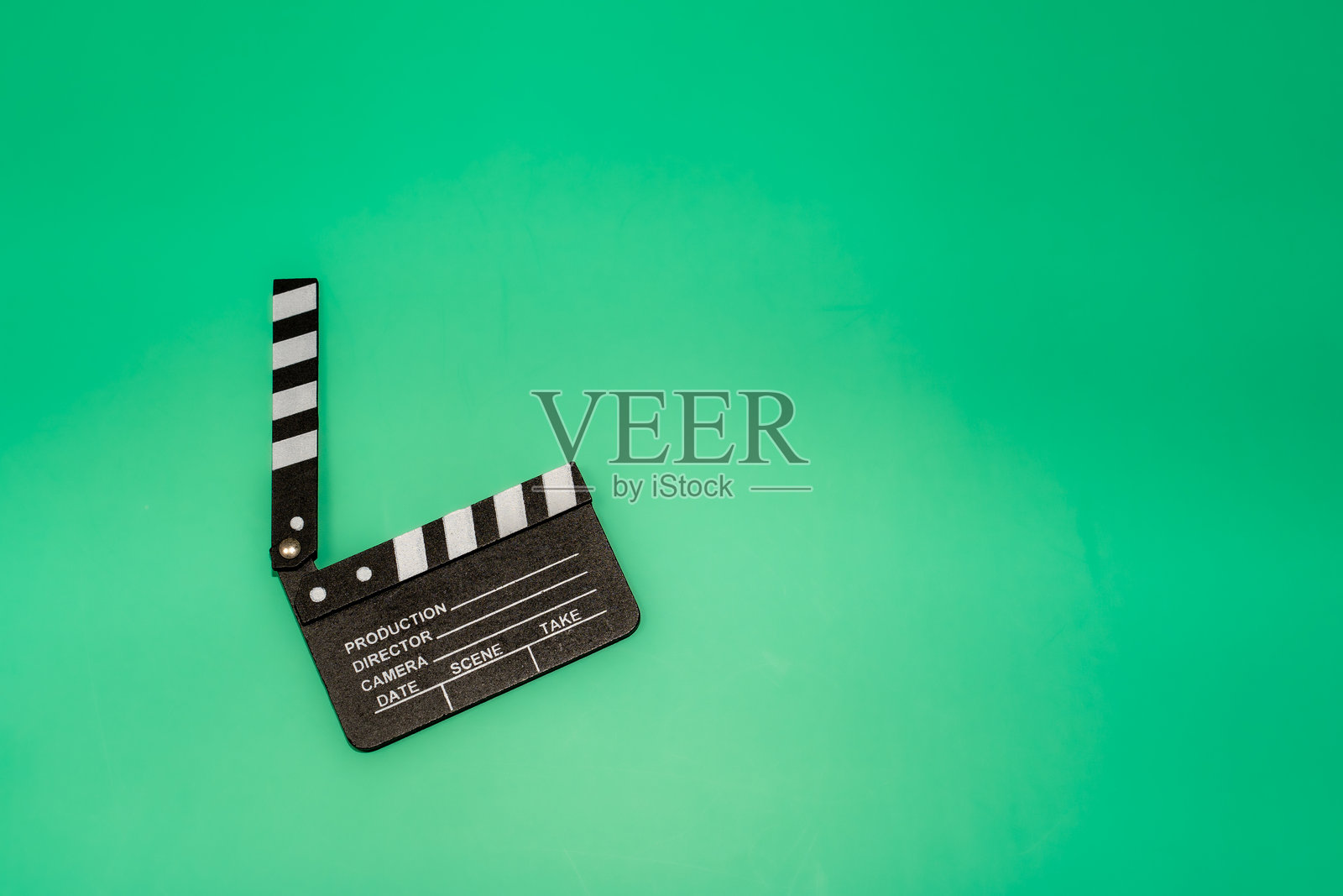 绿色背景上的场记板照片摄影图片