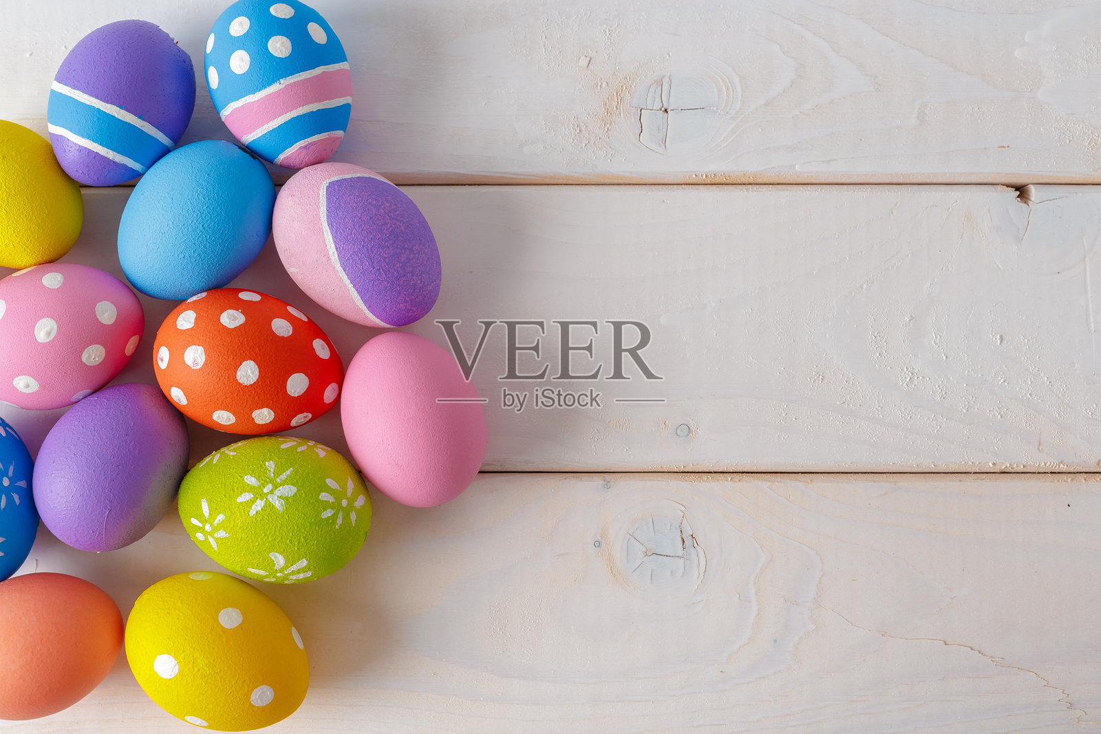 彩蛋摆放在木质表面上，为春季庆祝活动做准备照片摄影图片