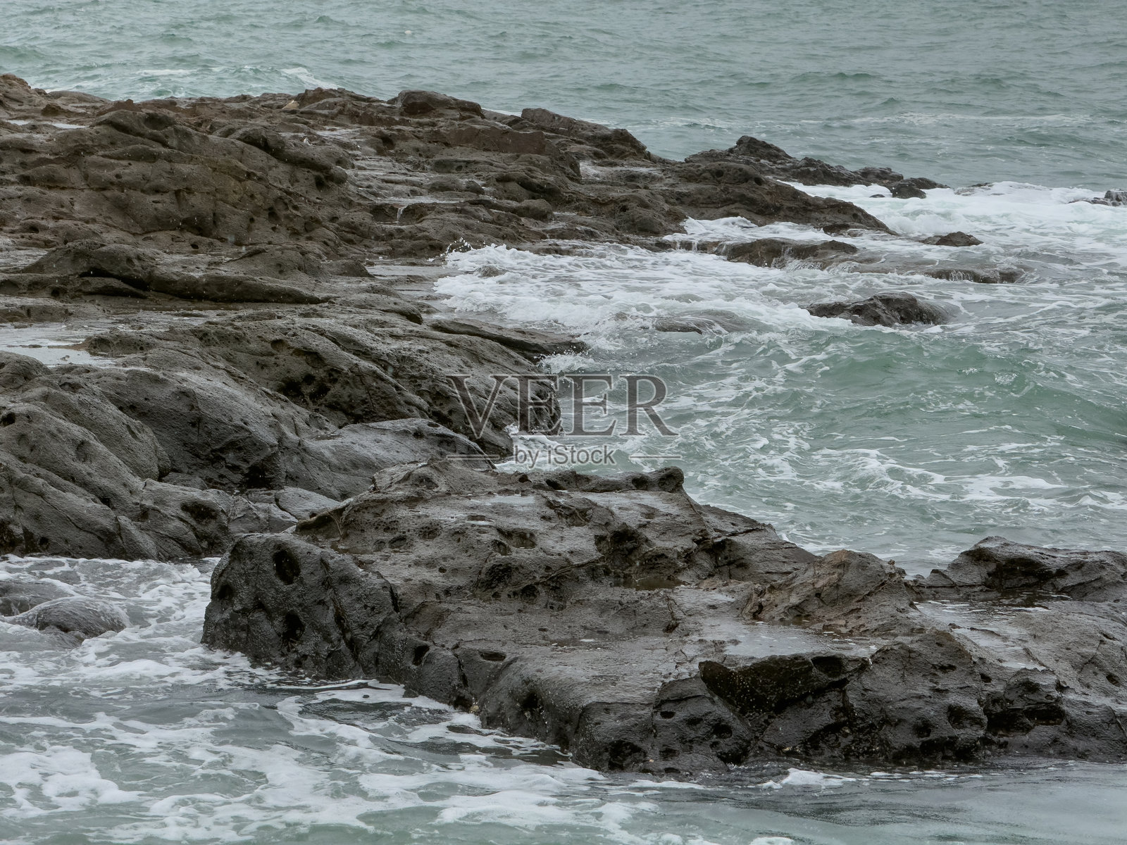 印度尼西亚爪哇日惹的韦迪翁博海滩，海边有巨大的珊瑚岩和海浪，这是一个旅游目的地。照片摄影图片