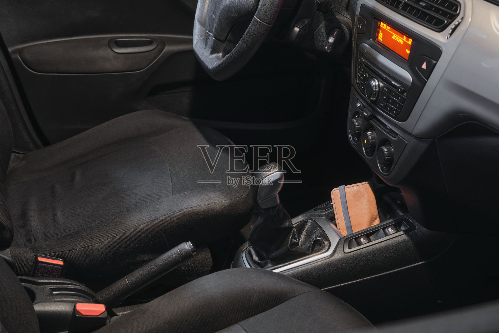 驾驶座视角，包含钱包和汽车控制按钮照片摄影图片