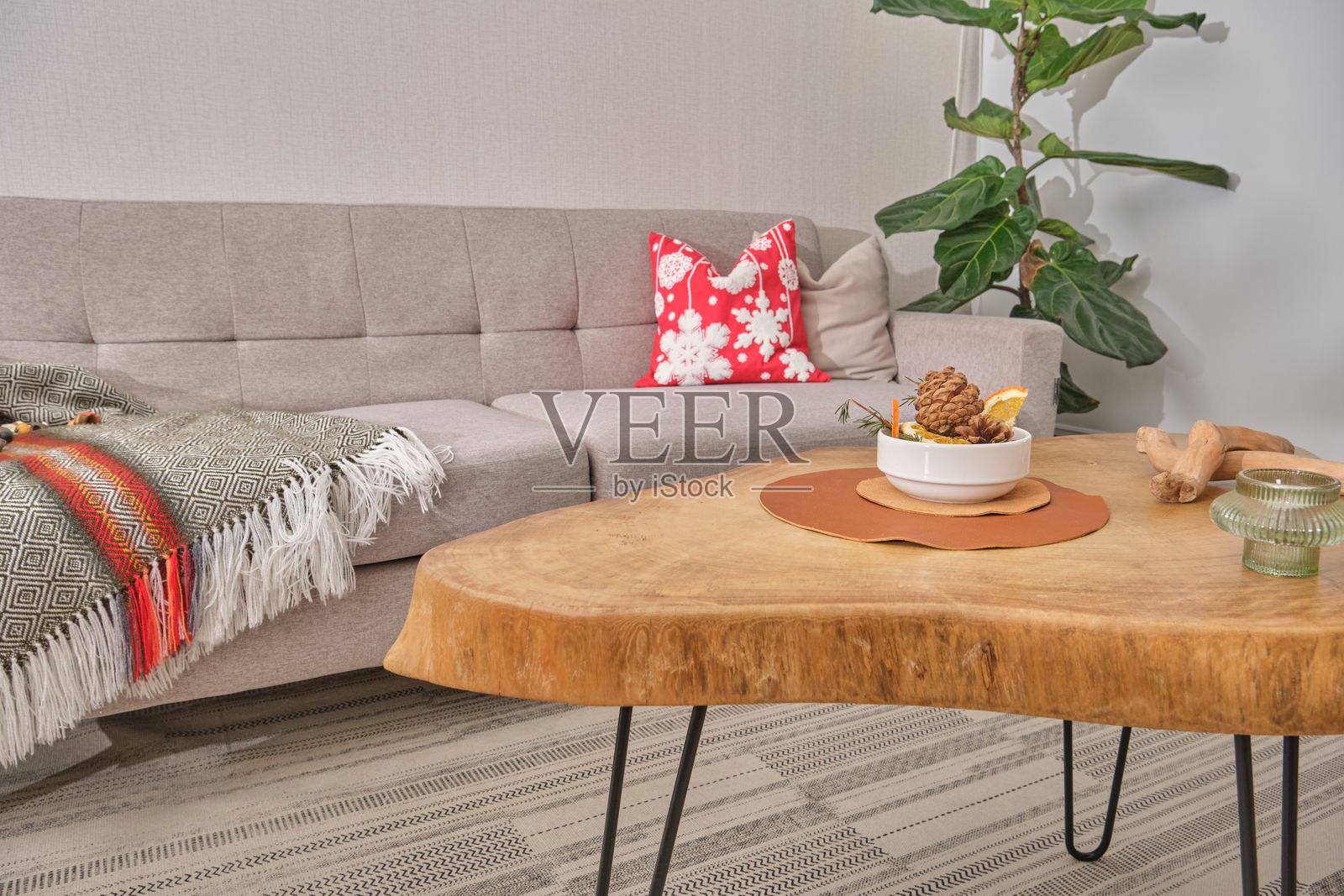 带圣诞靠垫和咖啡桌的客厅沙发照片摄影图片