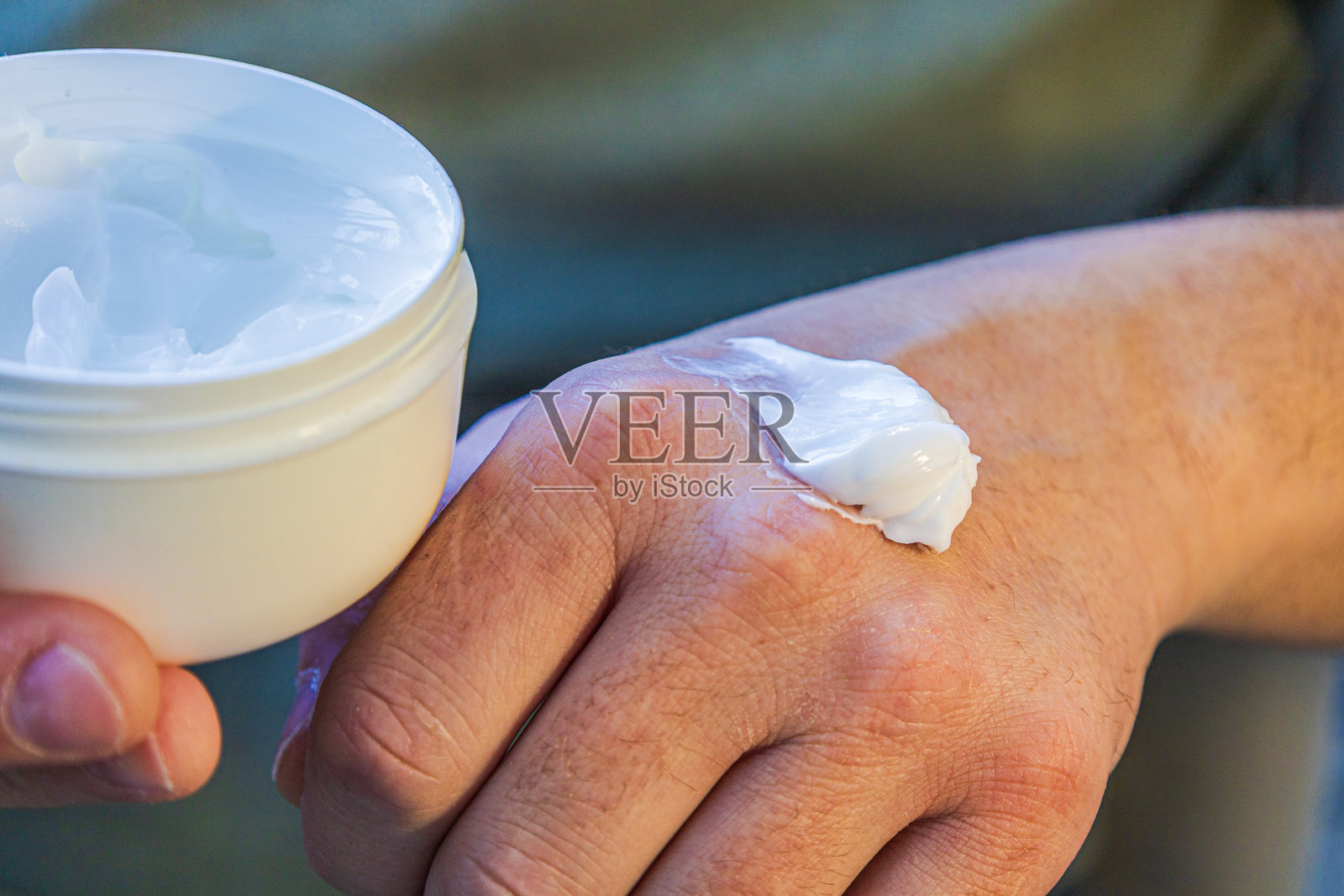 涂抹在手上的保湿霜照片摄影图片