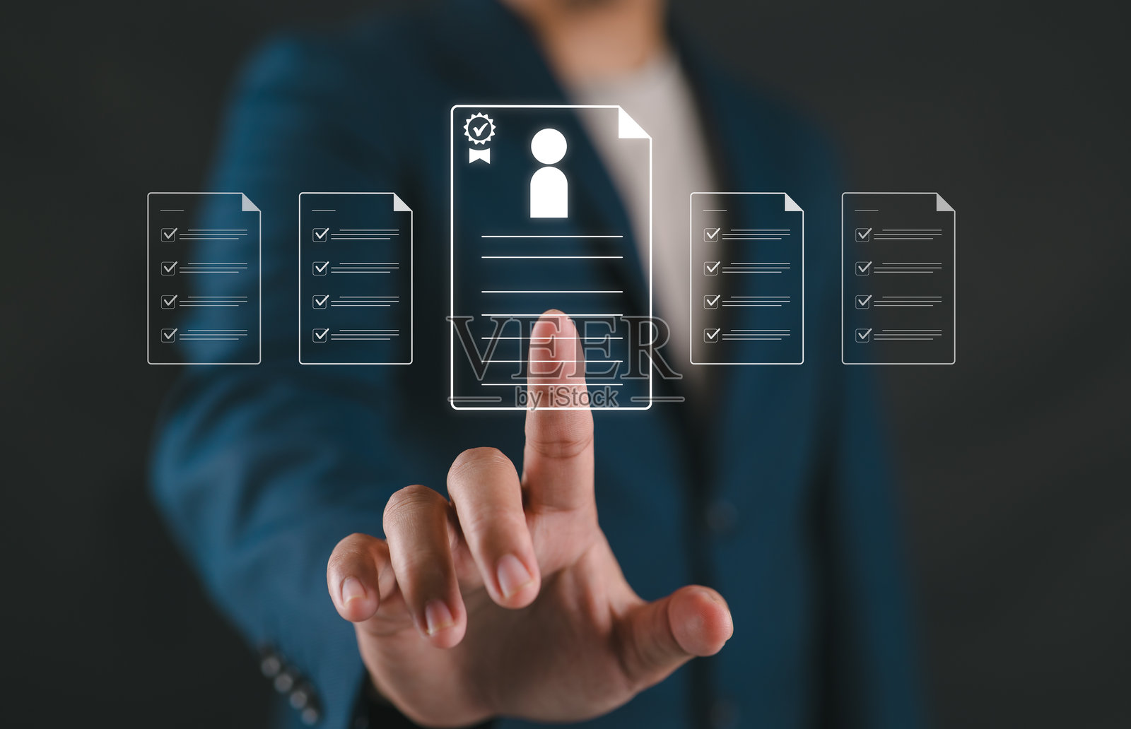 商人选择带有质量保证图标的认证员工档案照片摄影图片