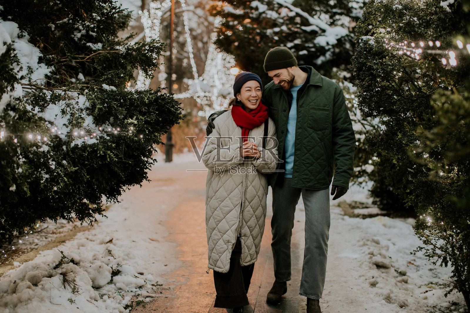 冬日漫步在雪中公园，充满欢乐与笑声照片摄影图片